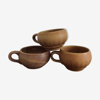 Trois tasses en grès ancien