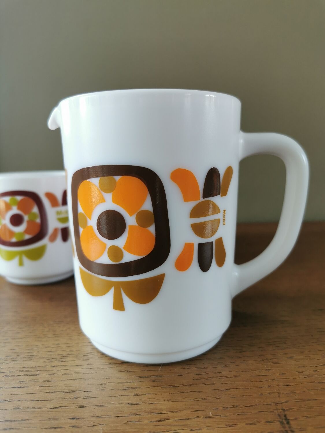 Set of 3 cups and a vintage Mobil pourer