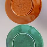 Set of 2 flat plates in gien slip, primefleur model. 1 green and 1 brown