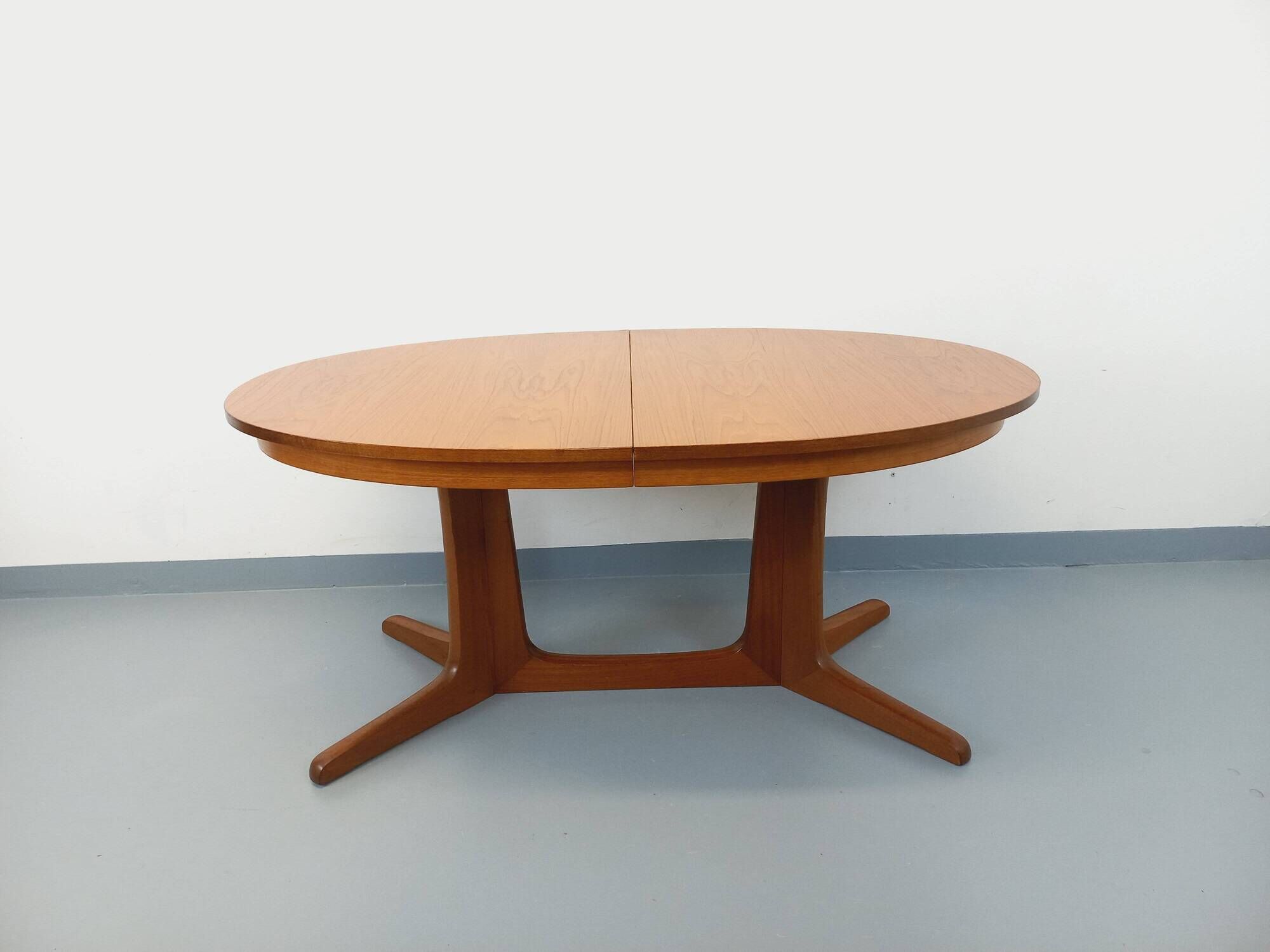 Vintage oval dining table Baumann from the 60s and 70s in teak with extension.