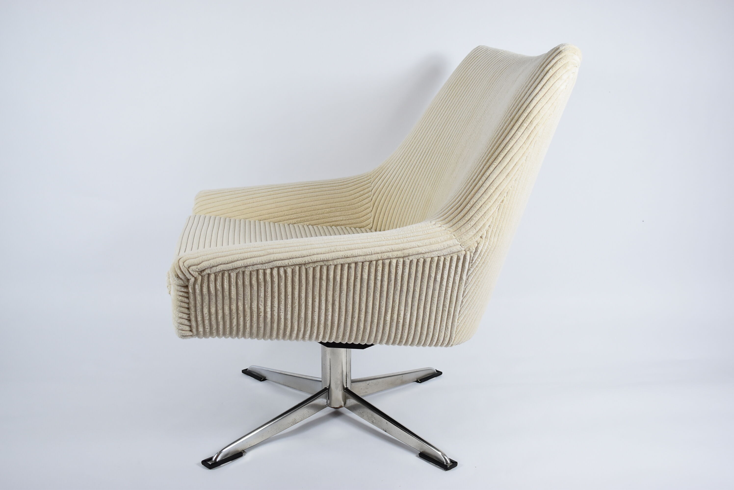 Original Restored Armchair "Shell" German Democratic Republic, 60s, Cord beige