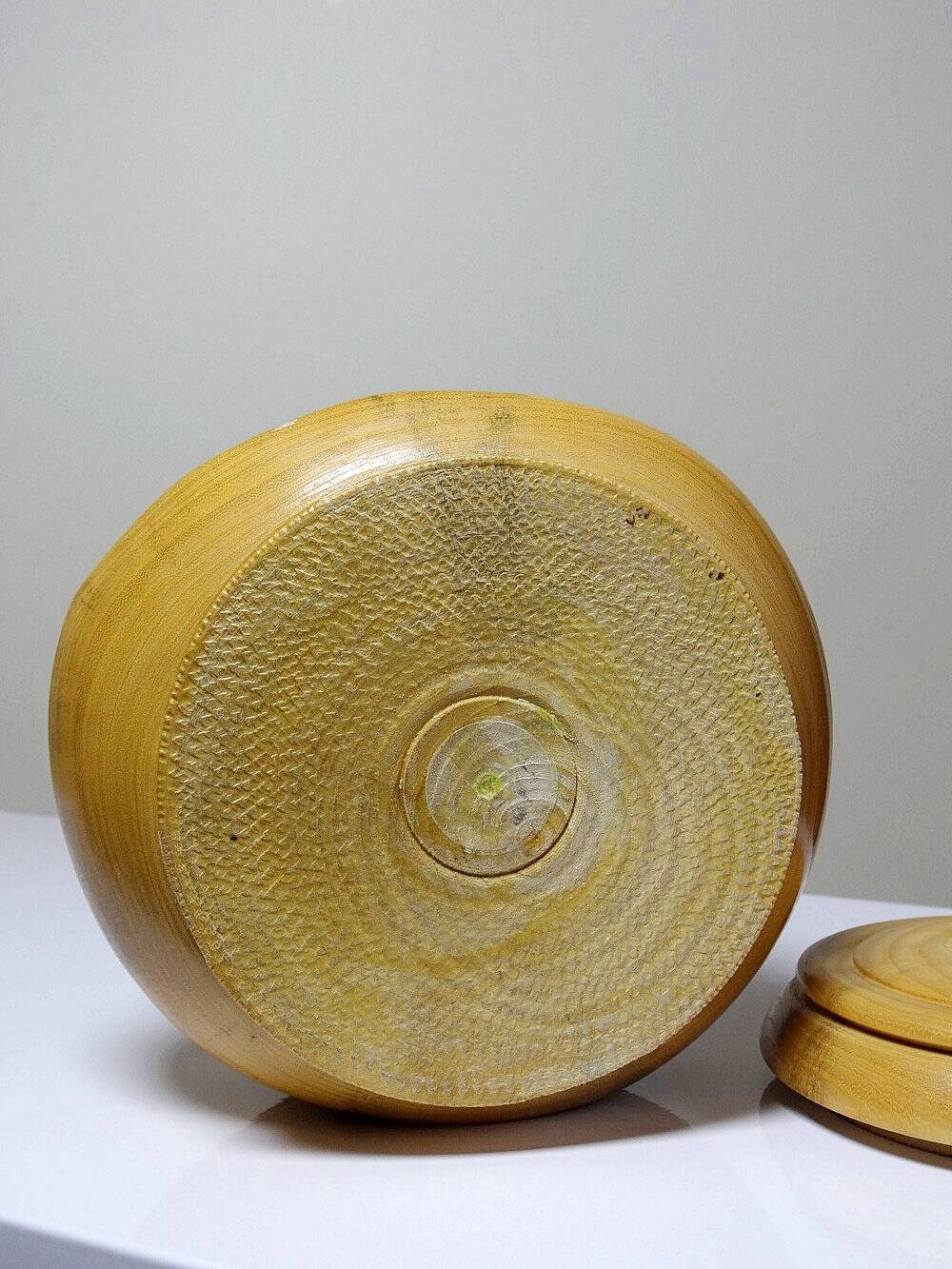 Boîte en bois tourné clair vintage
