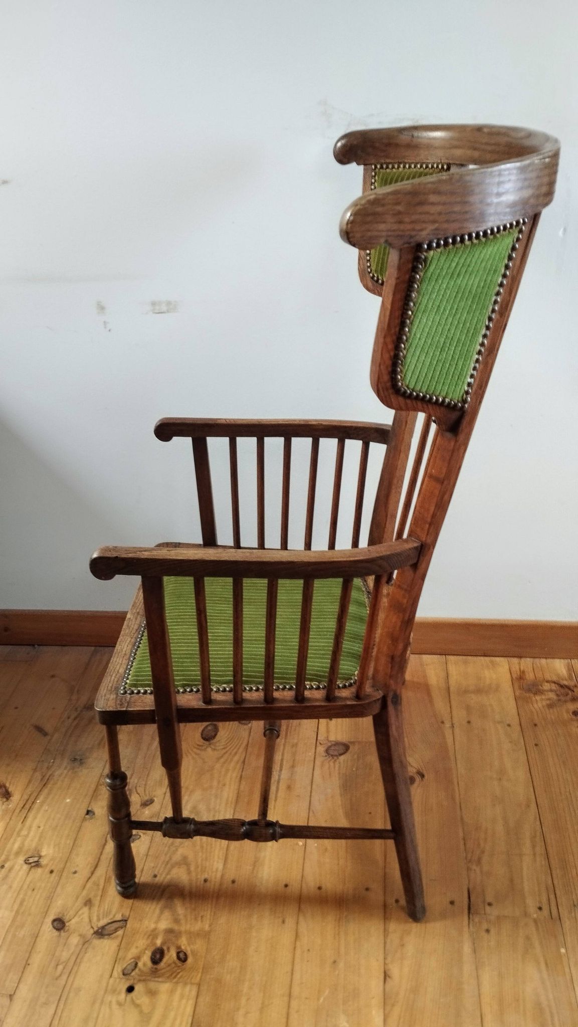1900s Arts and Crafts style tapered wingback armchair