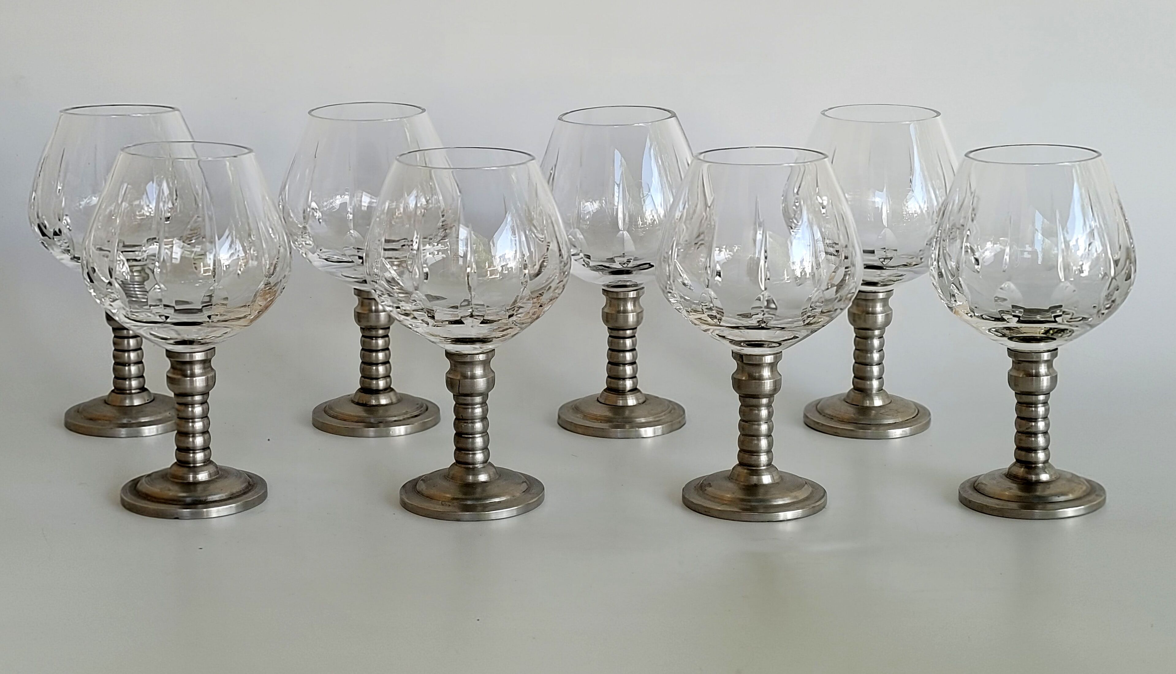 Series of eight crystal wine glasses with tin foot 95° 350 ml