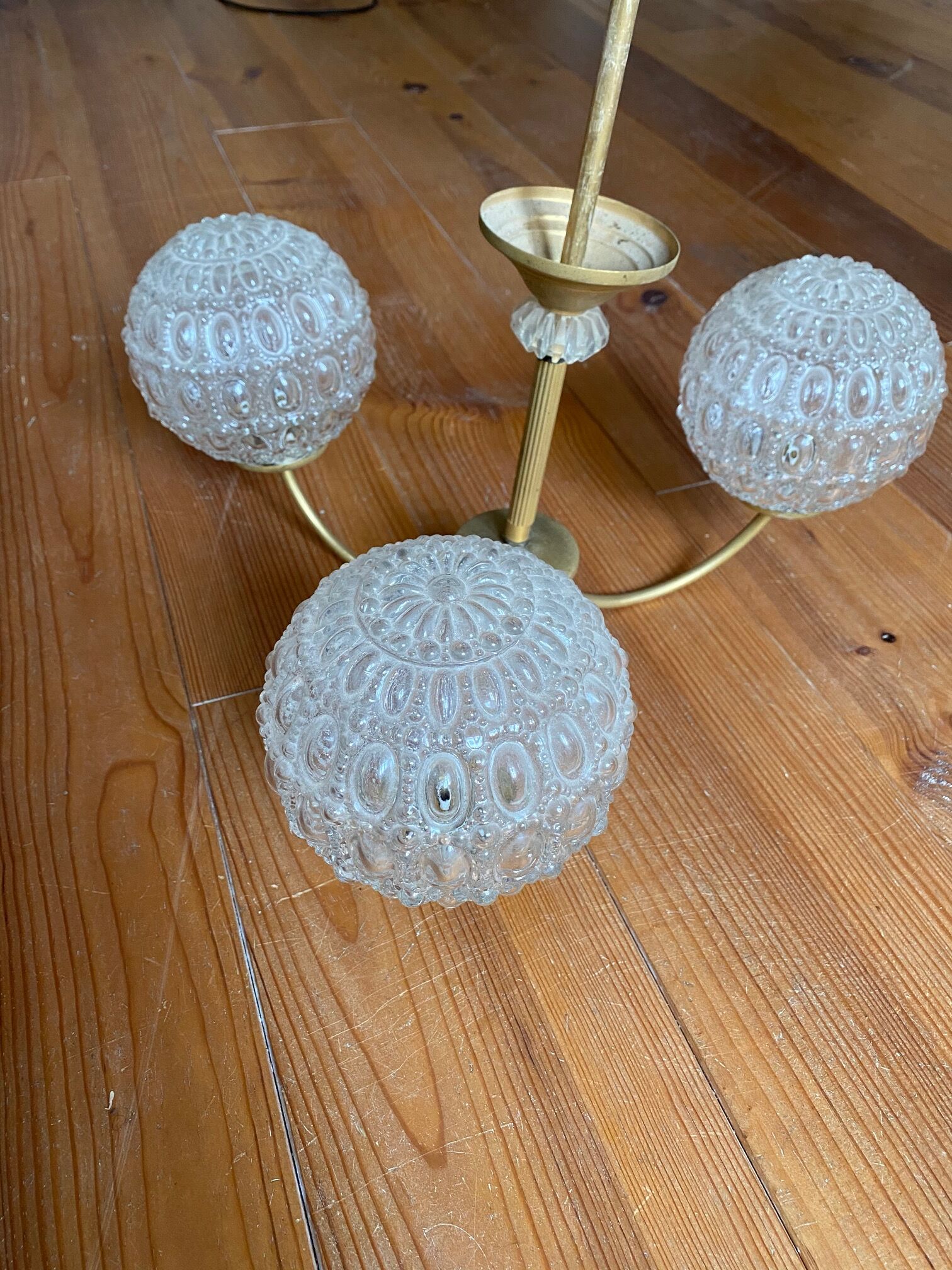 Lustre 3 branches en laiton et verre moulé