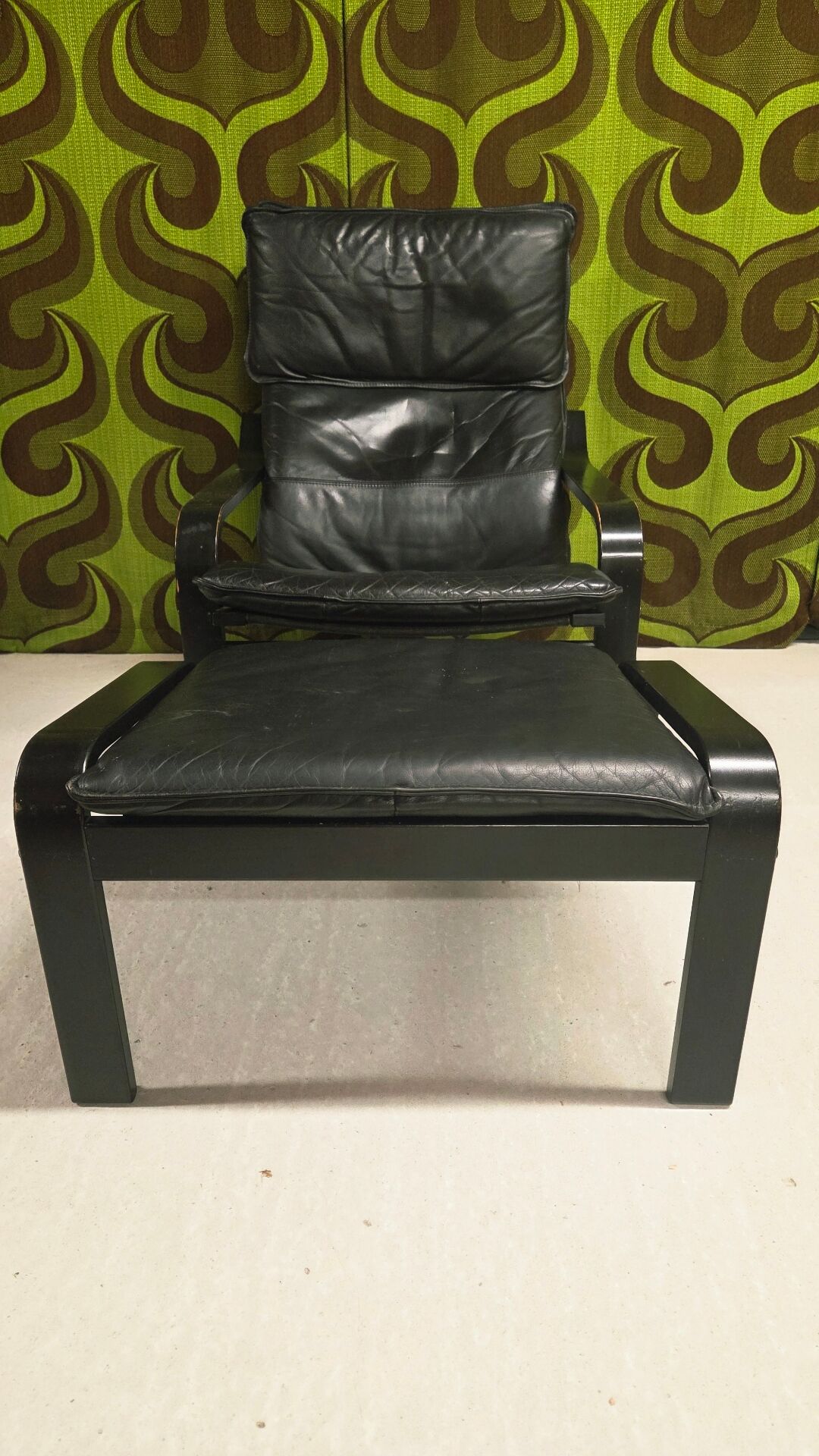 Fauteuil vintage IKEA années 1980 Cuir noir & ottoman
