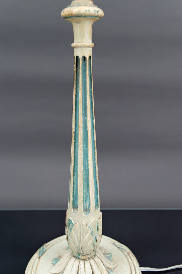 Lampe en bois Art Déco peinte en blanc et bleu patiné, France, Circa 1920
