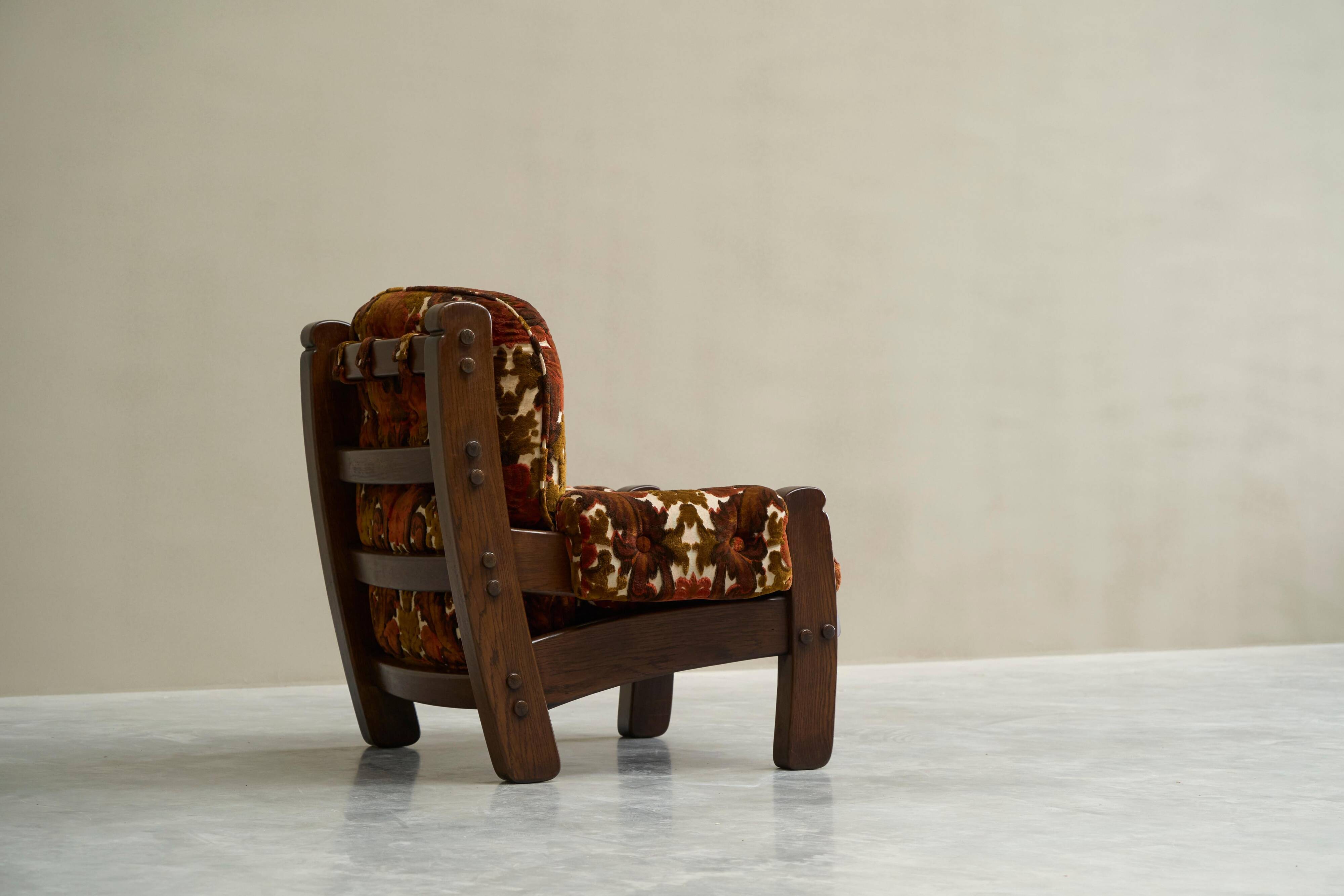 Brutalist lounge chair in solid oak and velvet from the 1960s.