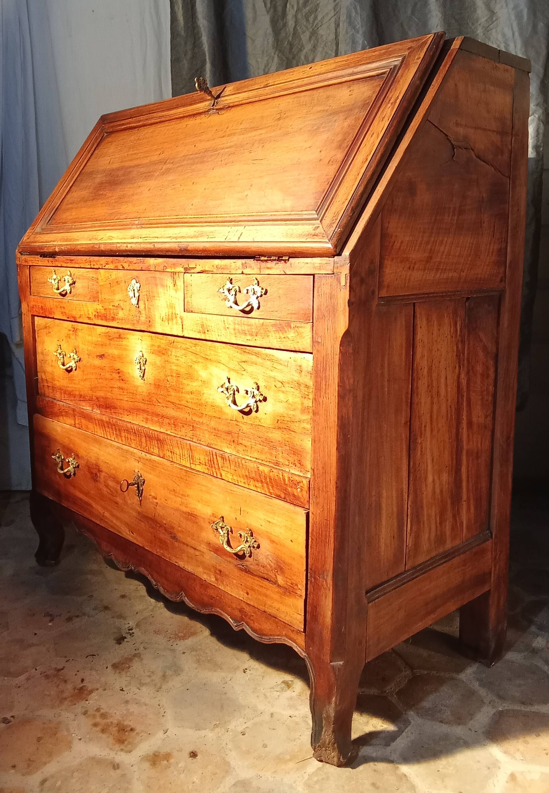 Louis XV period walnut writing desk, 18th century.