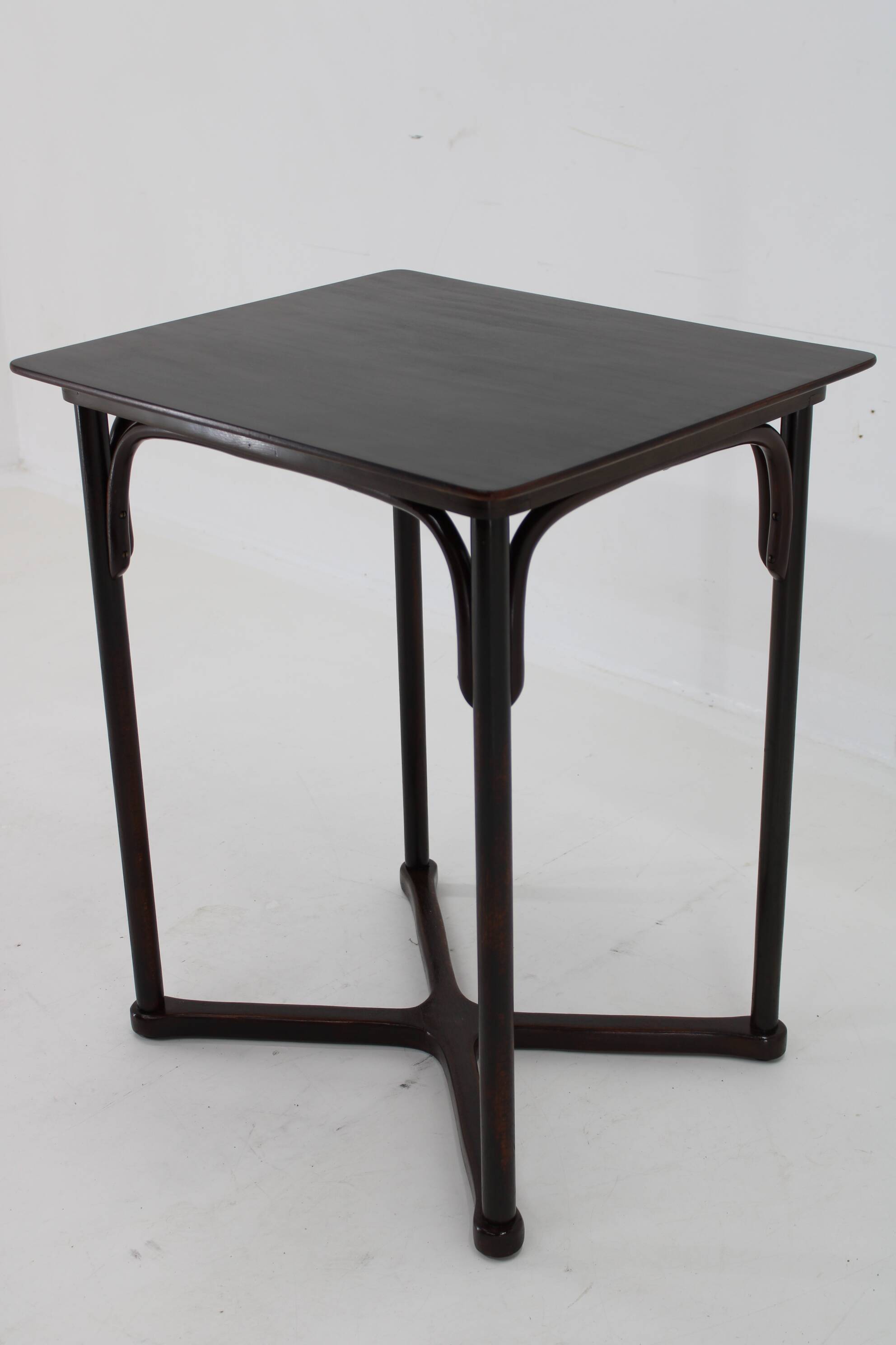 Table d'appoint Art Nouveau en hêtre des années 1910 par J & J Kohn, Autriche