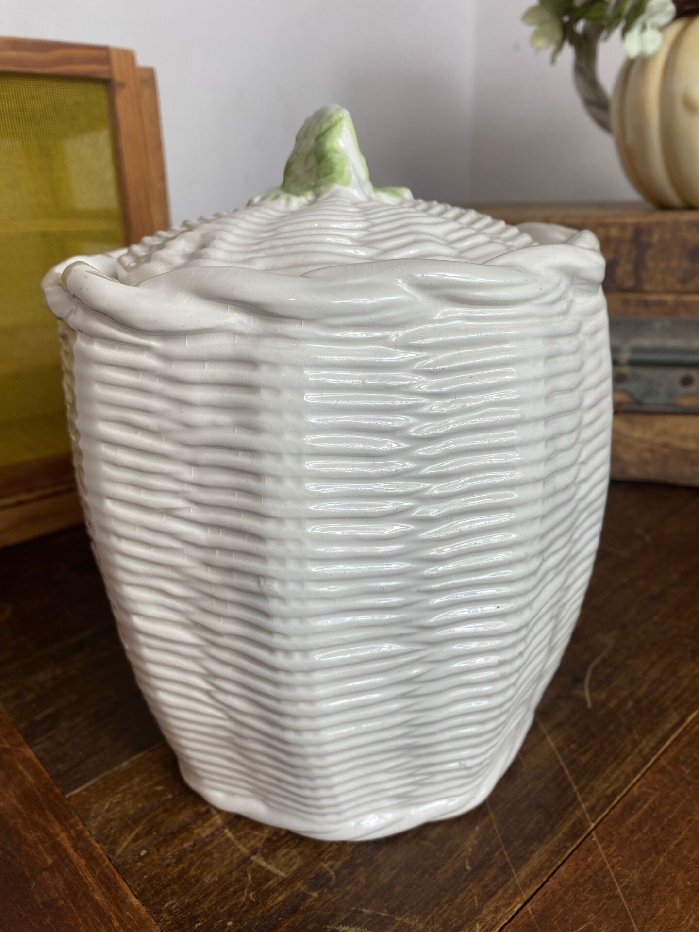 Bonbonnière in slipware