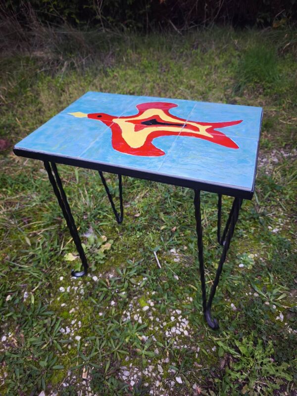 Table basse vintage en fer forgé et carreaux Procéram, motif oiseau