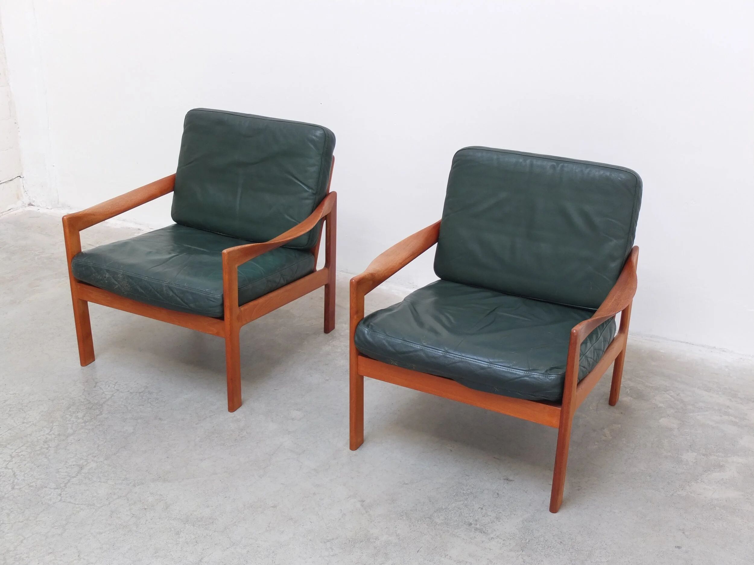 Danish pair of easy chairs by Illum Wikkelsø for Niels Eilersen, 1960s
