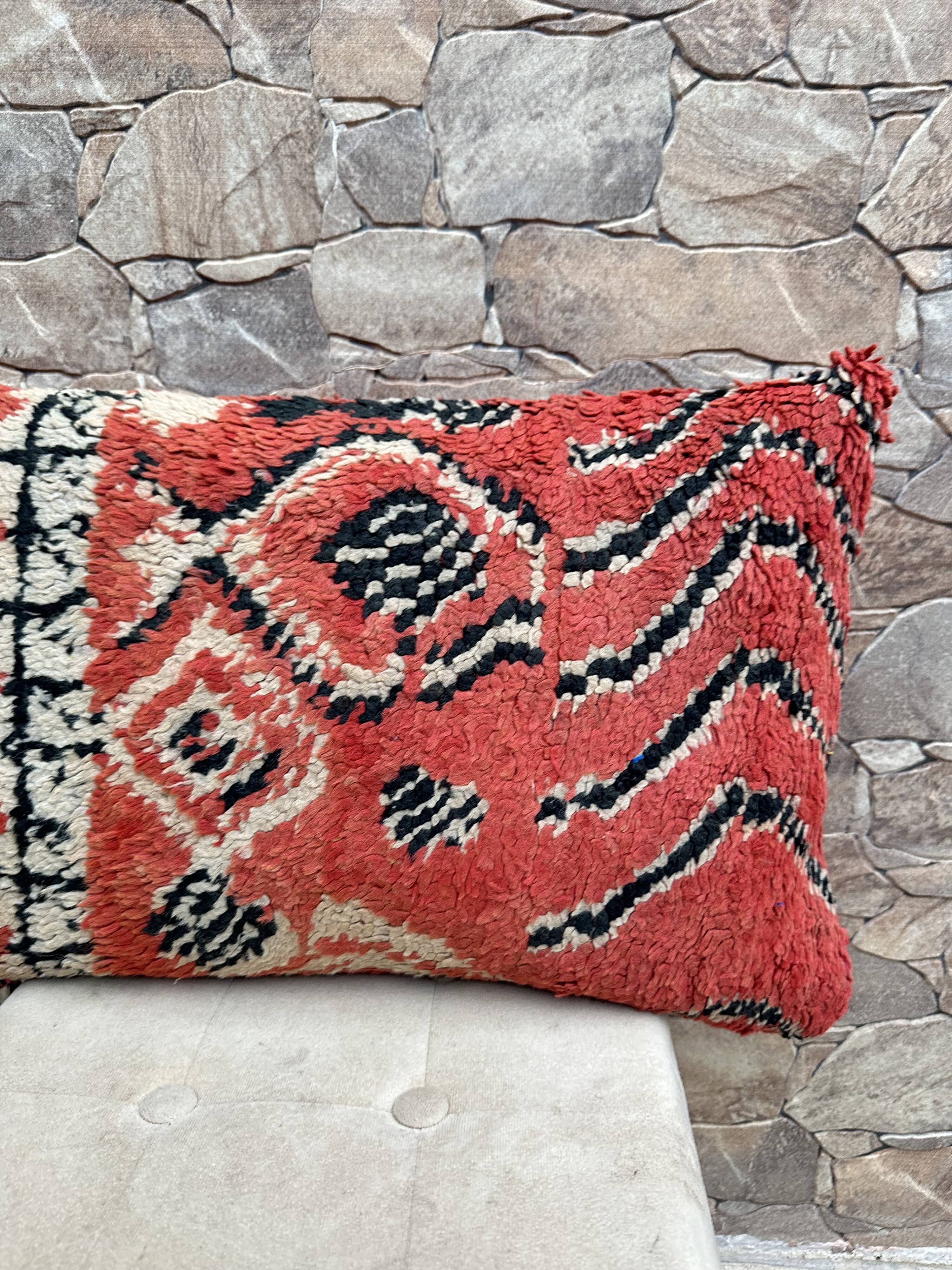 Vintage Berber Kilim cushion cover: Moroccan wool cushion
