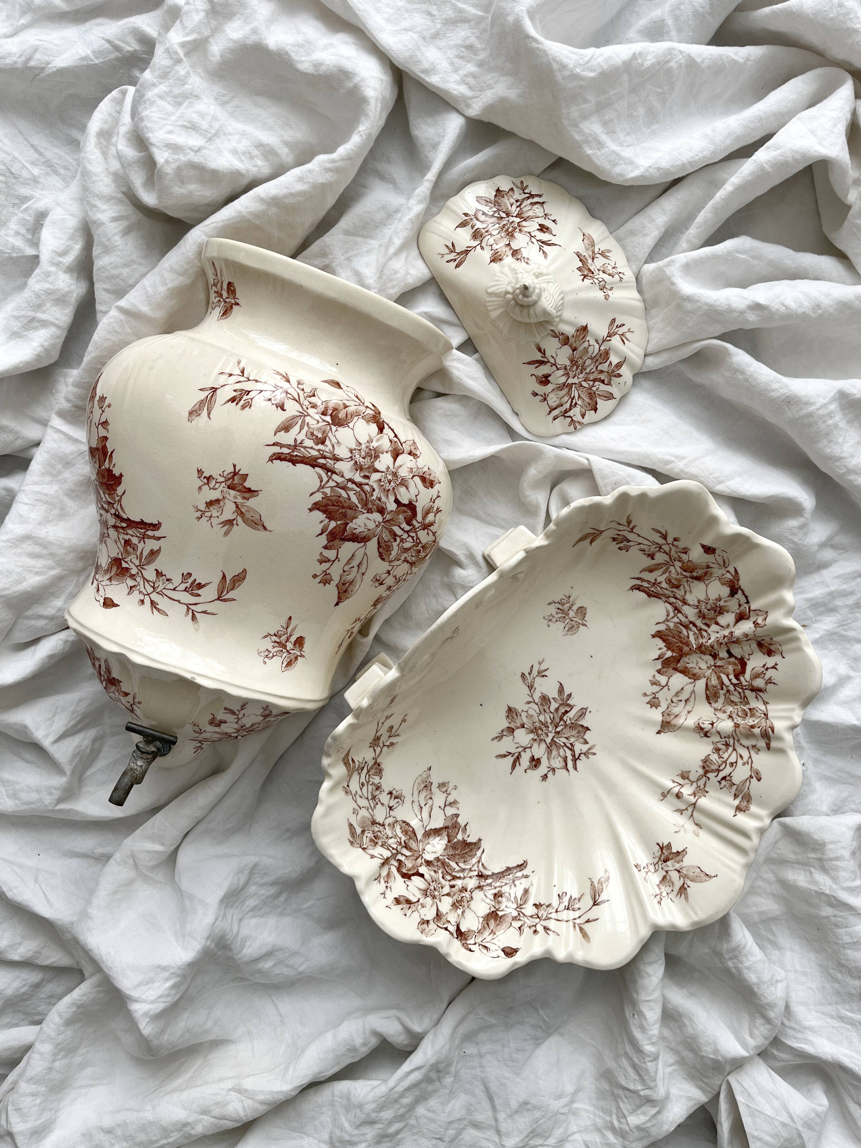 Antique wall fountain in ironstone, "Spring" Gien earthenware, late 19th century