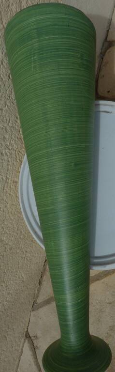 Large green plaster soliflore