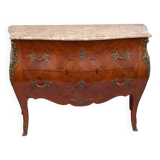 Commode galbée style Louis XV marquèterie bois de rose ornements  en bronze L 118 cm