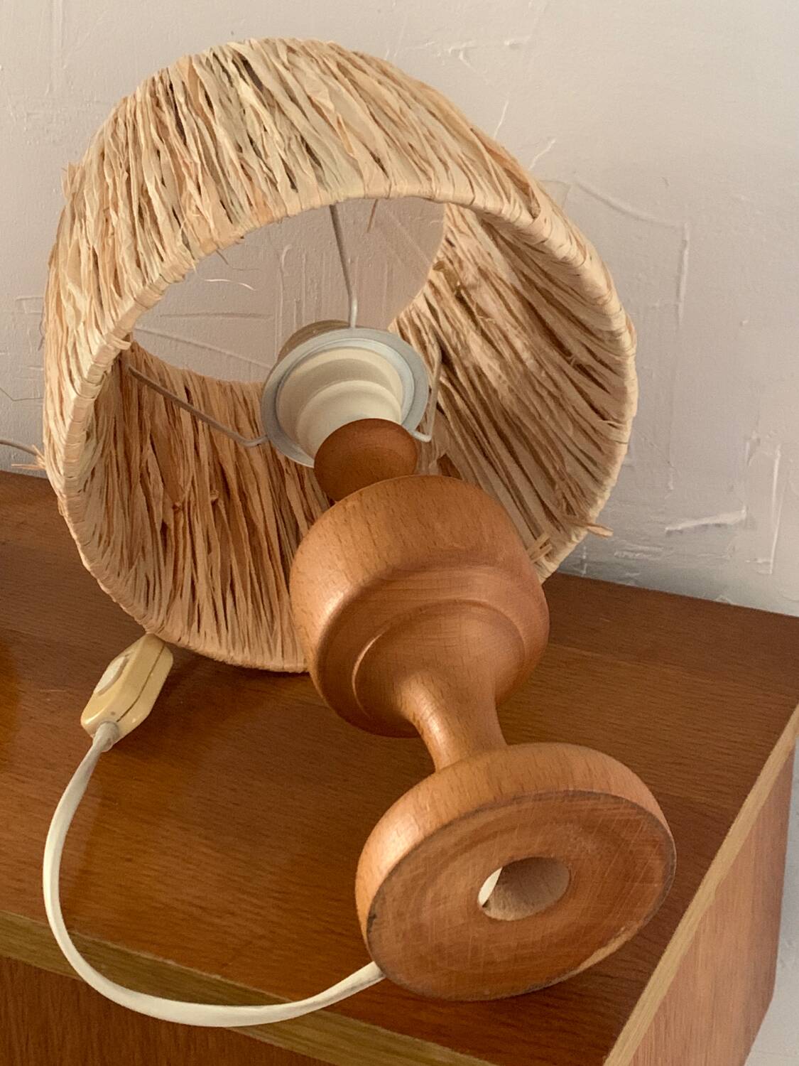 Wood and raffia foot lamp