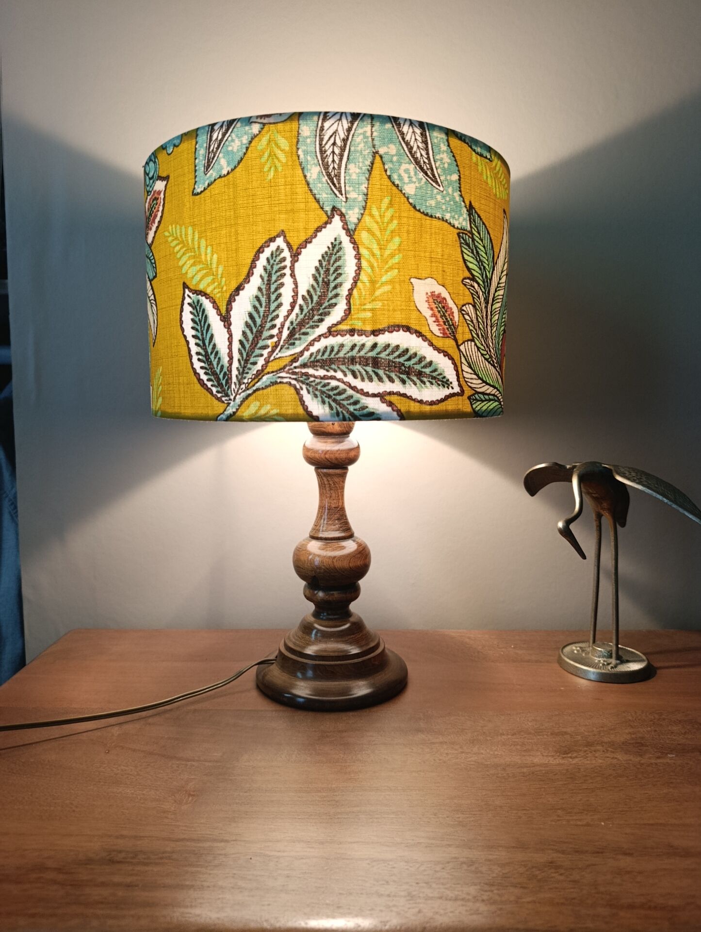 Lampe à poser bois tourné ancien | imprimé ocre végétal & botanique 
