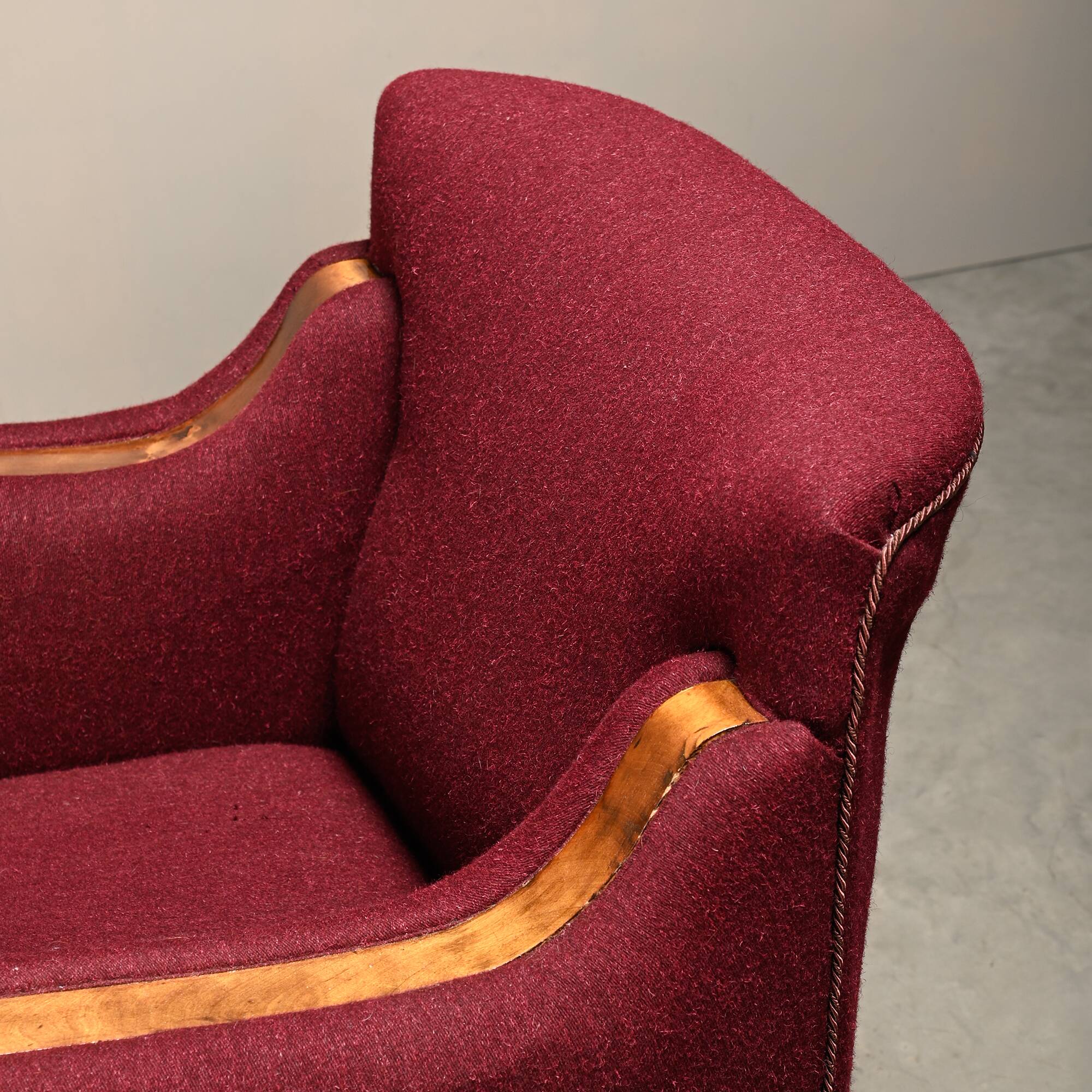 Paire de fauteuils Art déco d'ébéniste danois, revêtus de tissu de laine bordeaux