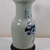 Vase maillet en porcelaine à décor bleu et blanc de phénix sur un rocher.