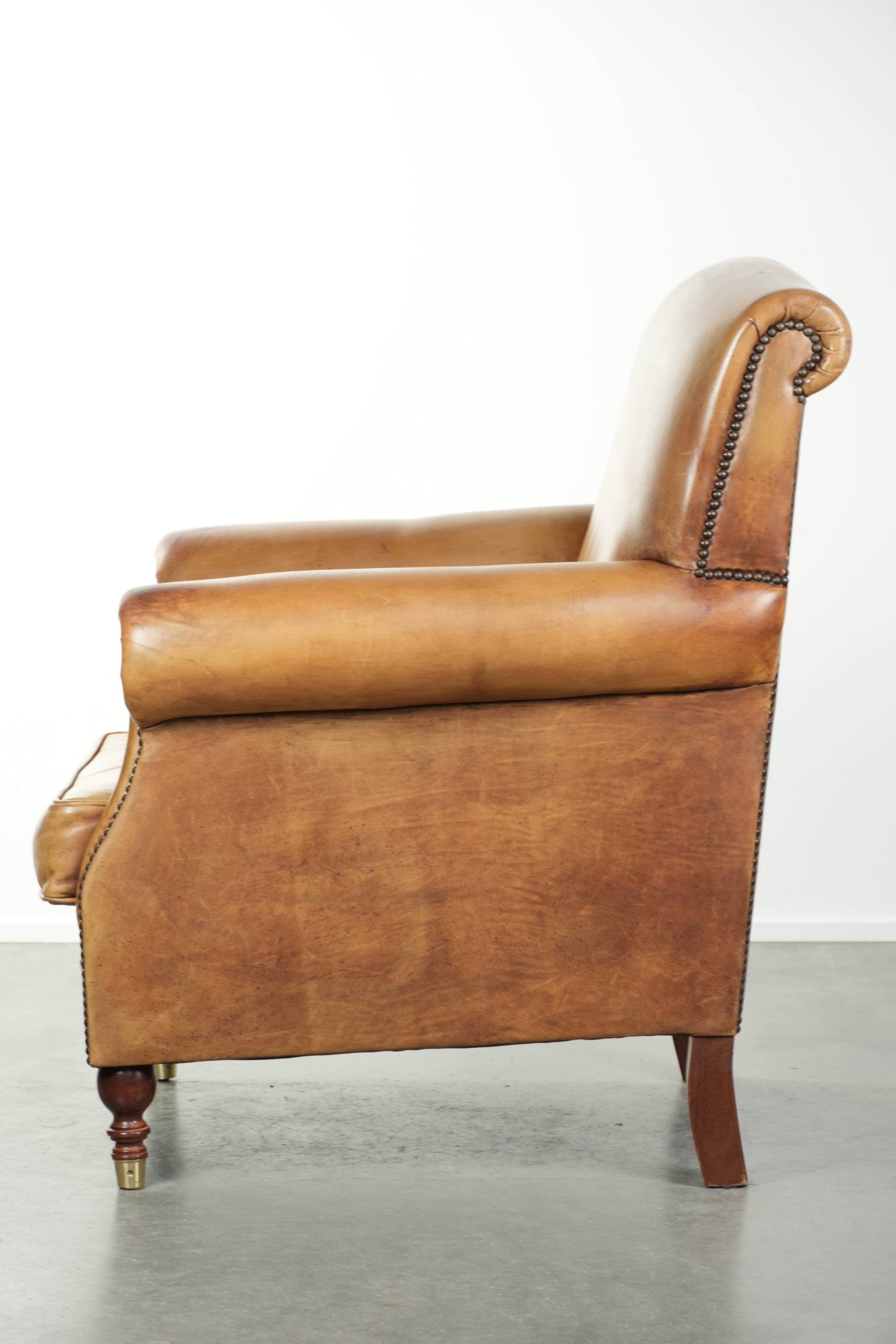 Fauteuil en cuir de vachette au look anglais caractéristique
