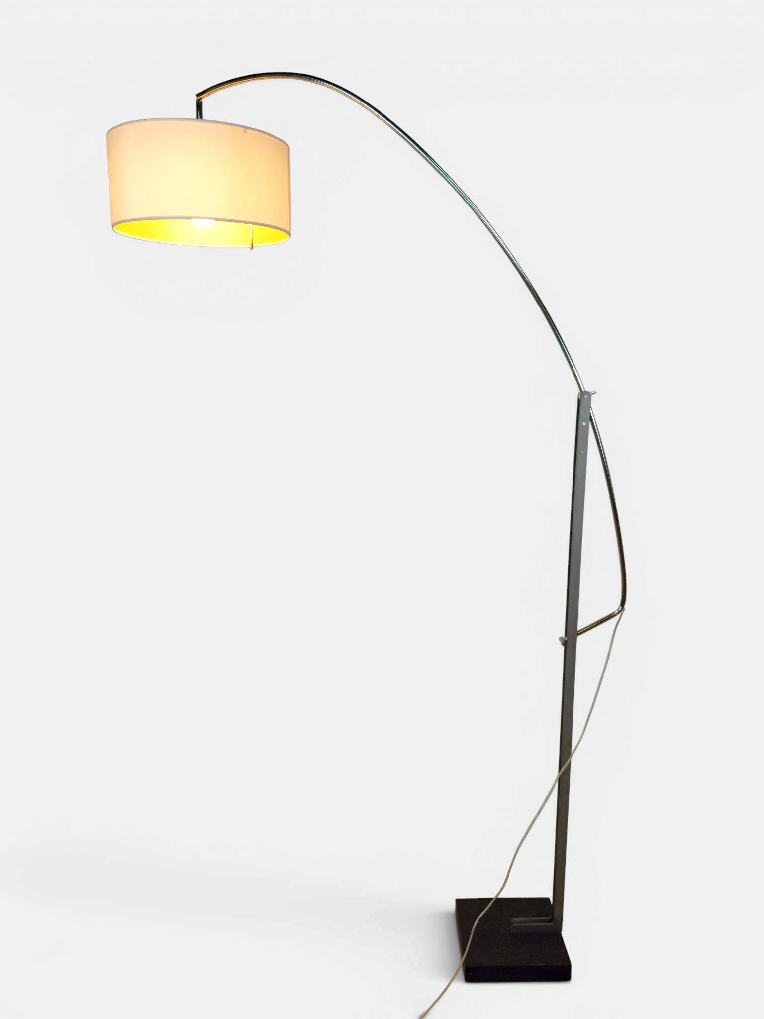 Lampe arc Ligne roset modèle MAMA de Thibault Desombre