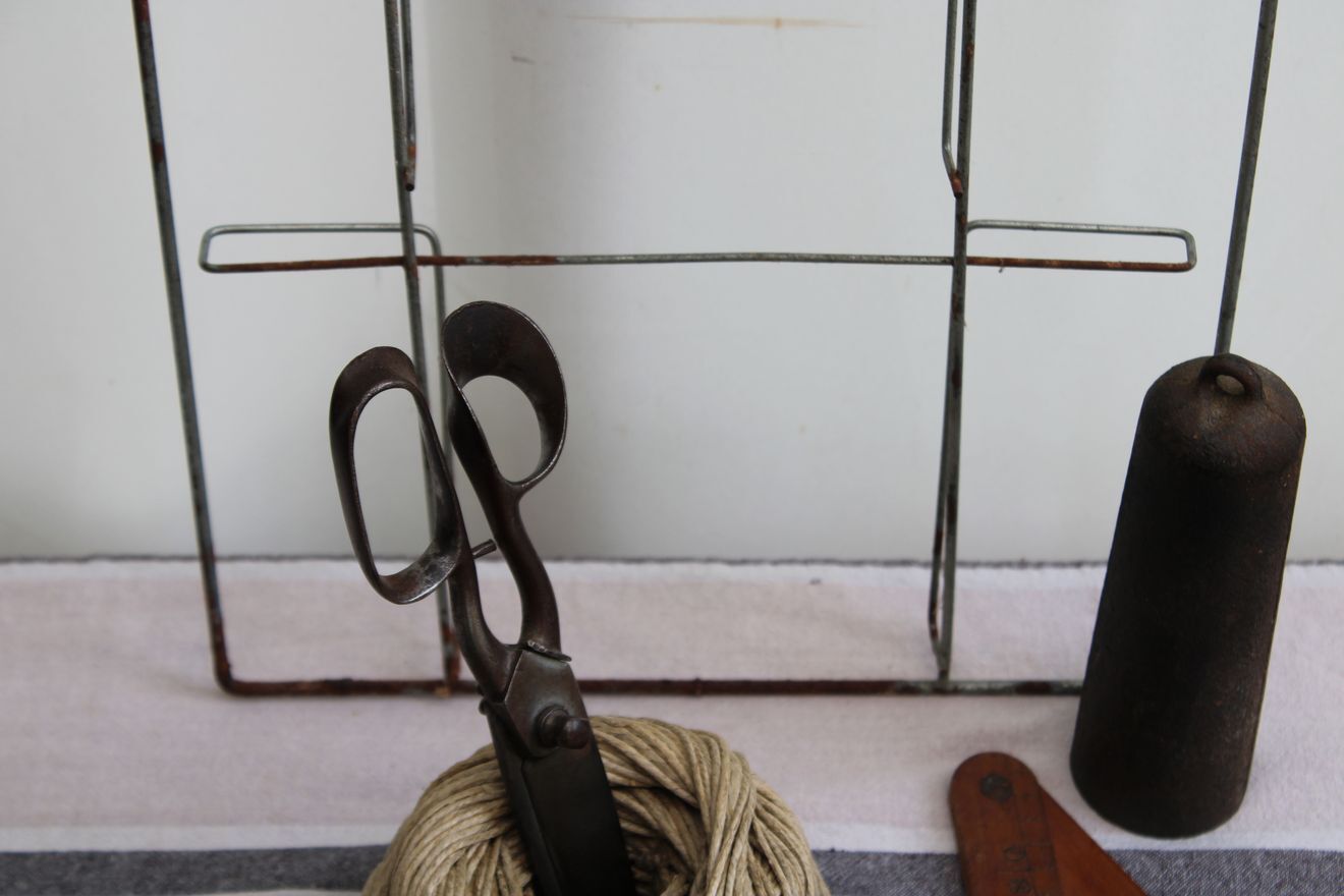Former metal newspaper display