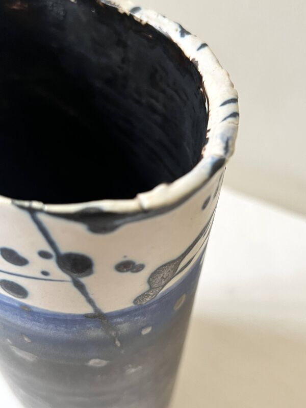 Vase japandi en argile blanche, décor abstrait bleu et noir