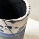 Vase japandi en argile blanche, décor abstrait bleu et noir