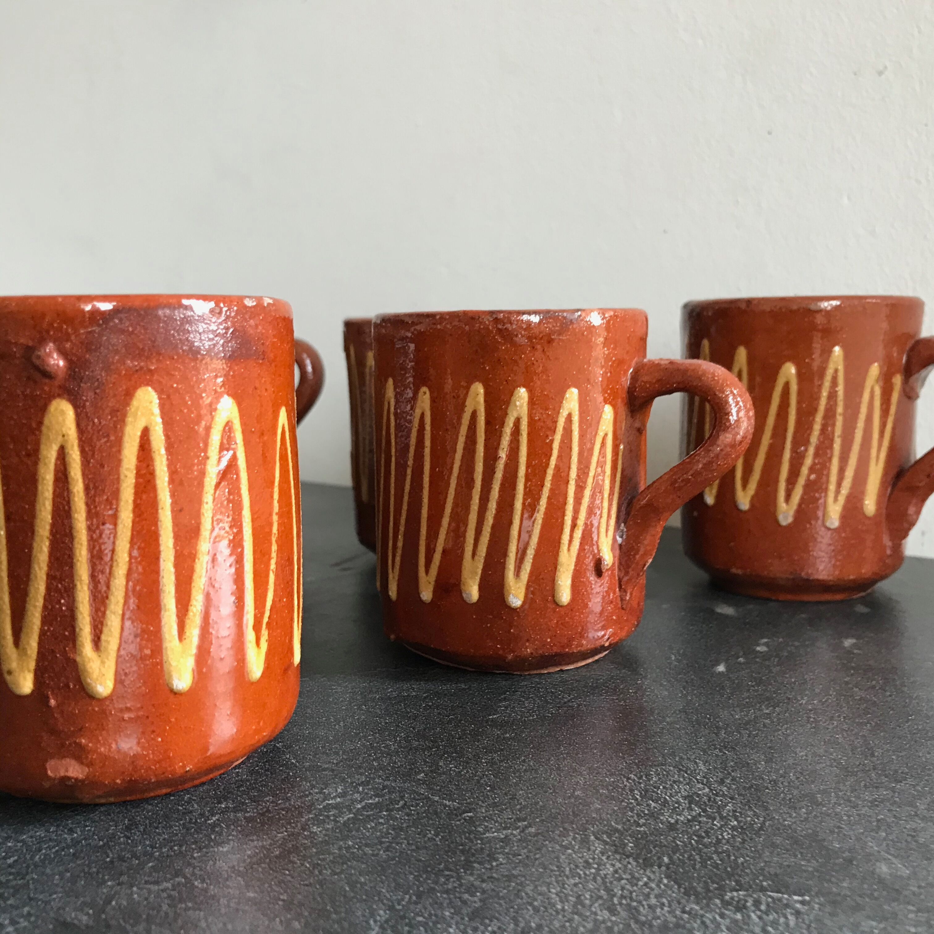 Lot de 6 mugs en terre cuite vernissée