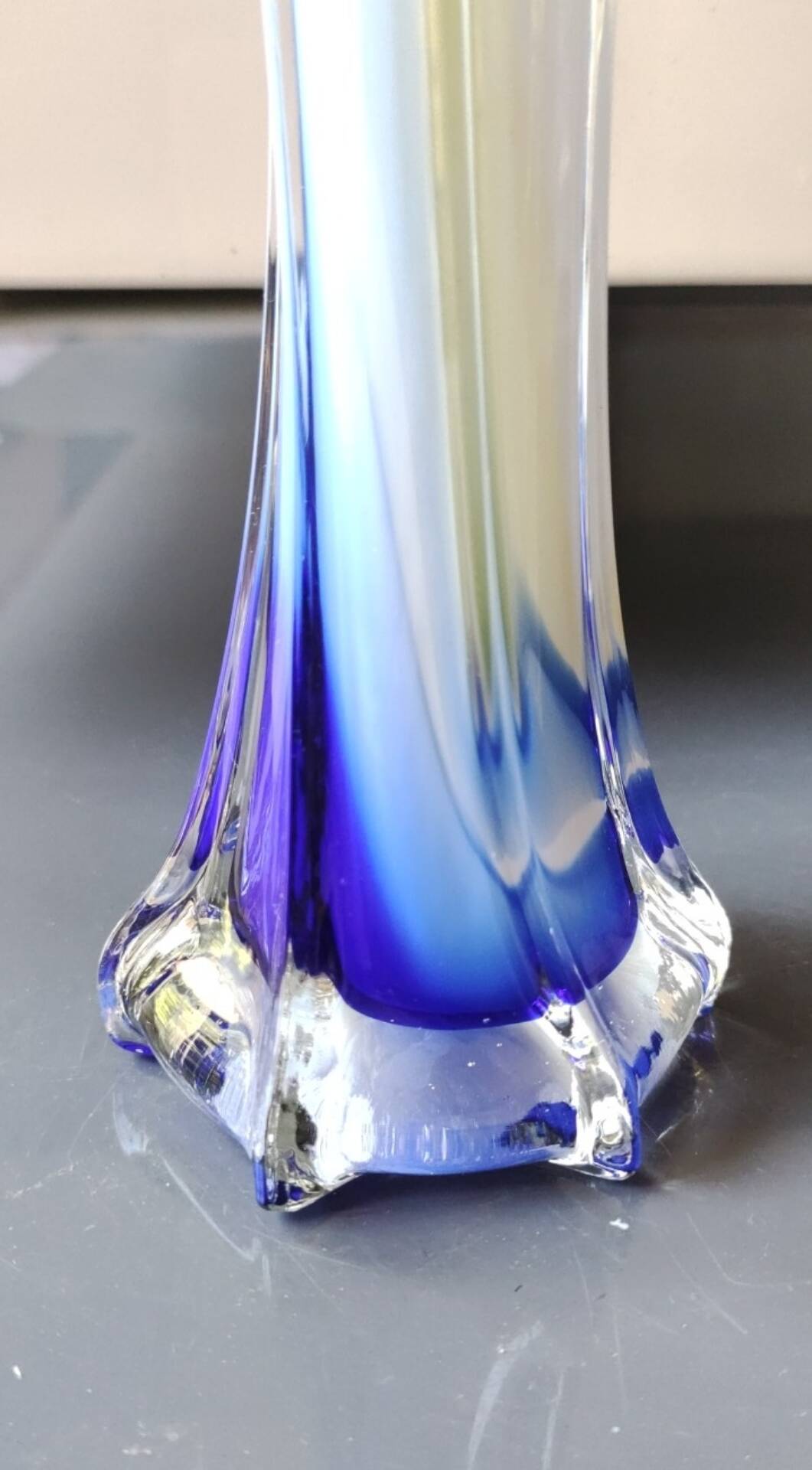 Vase design Fleur Arum. In blown art glass, Murano style. 21 cm.