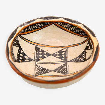 Berber dish with abstract patterns Sejnane Tunisia