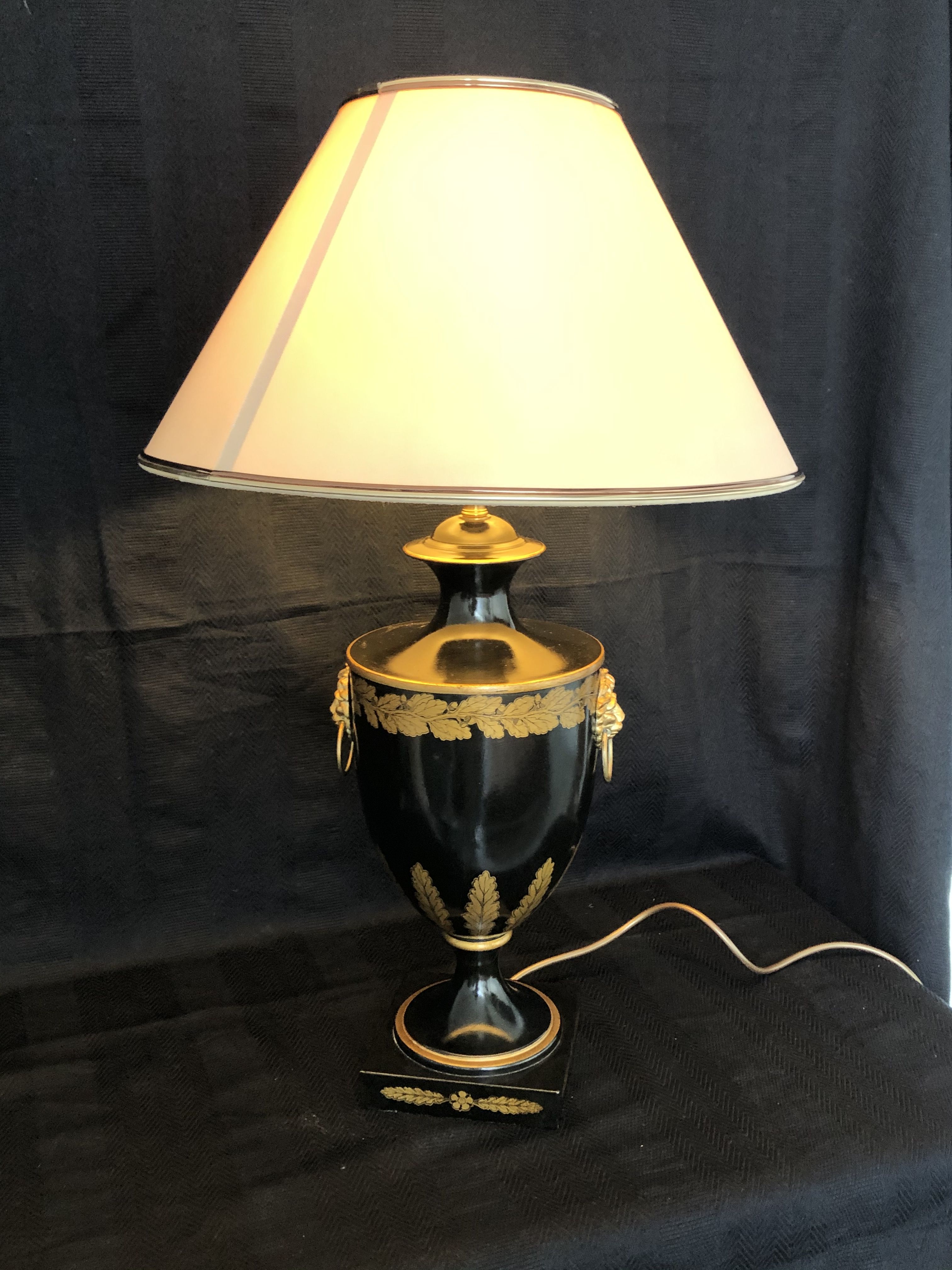 Large baluster lamp - Golden Lions and white and gilded ledleches - Hotel Paris