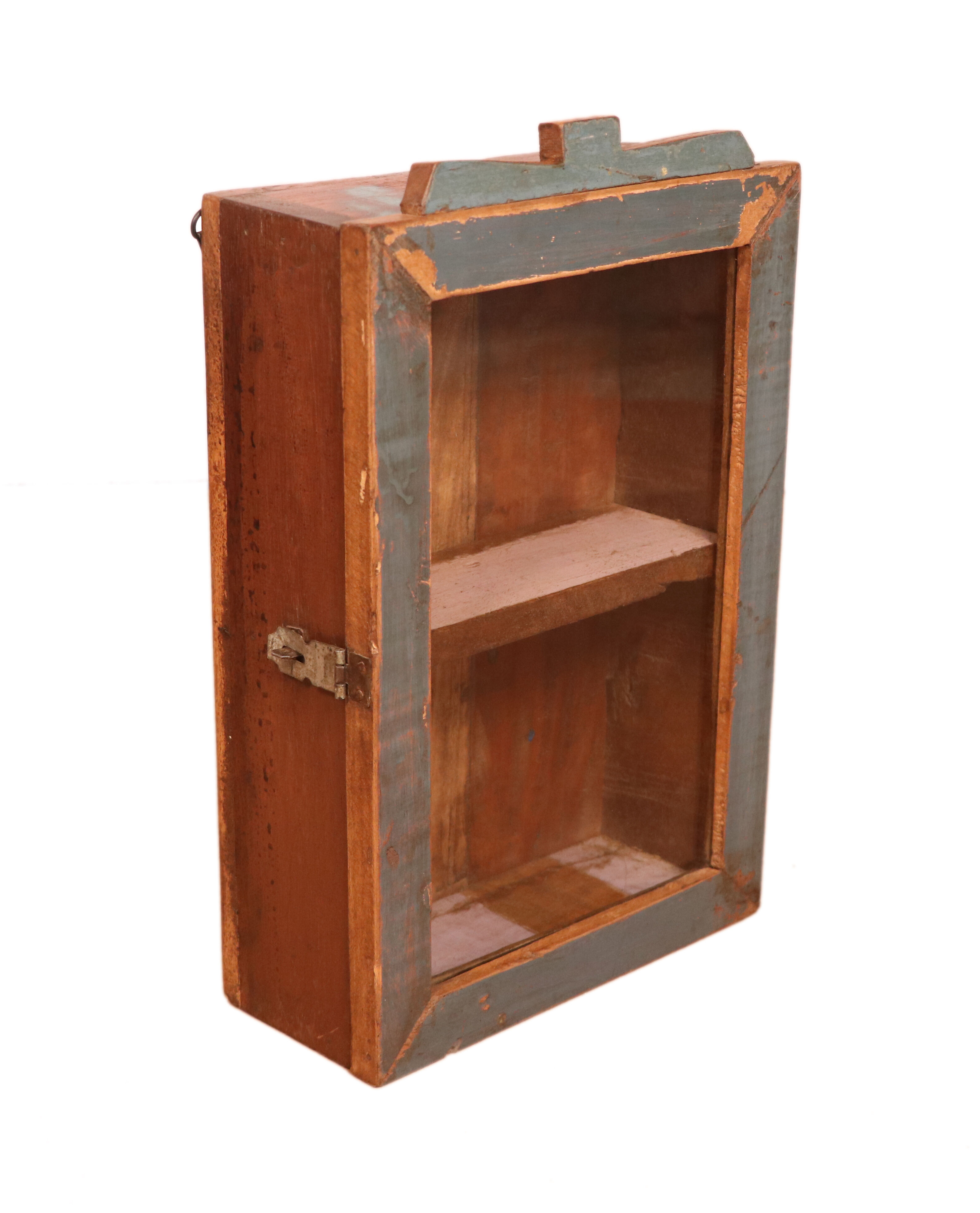 Vitrine murale en teck birman patine polychromée d'origine