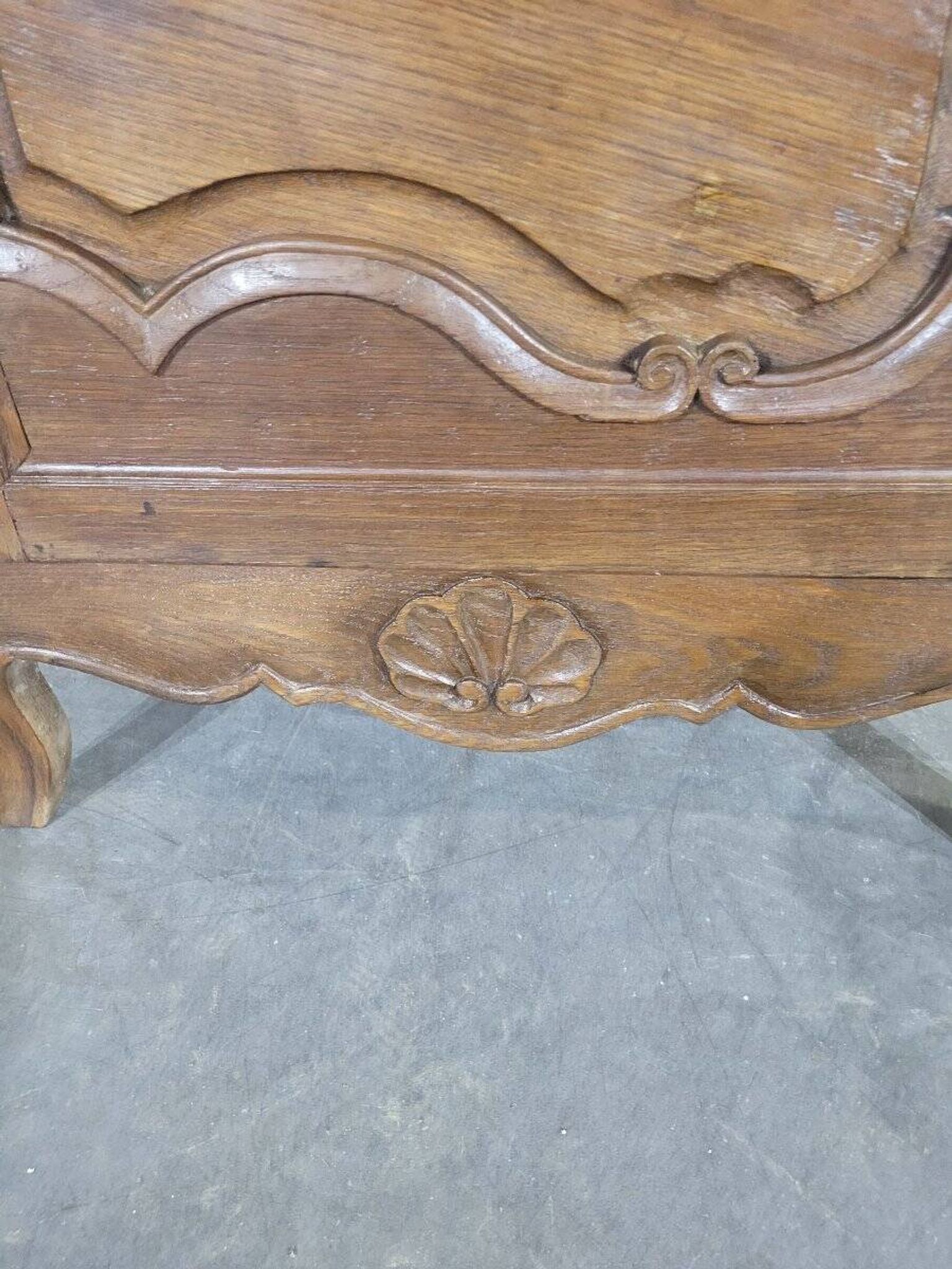 Small oak display cabinet with one door.