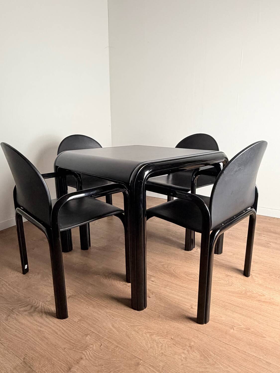 Knoll Orsay set – table & 4 chairs – black lacquered steel & faux leather