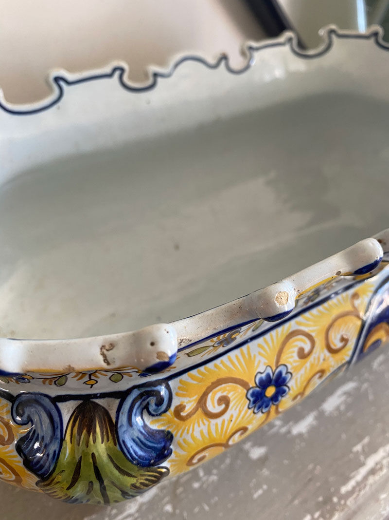 Large hollow dish / cut on feet