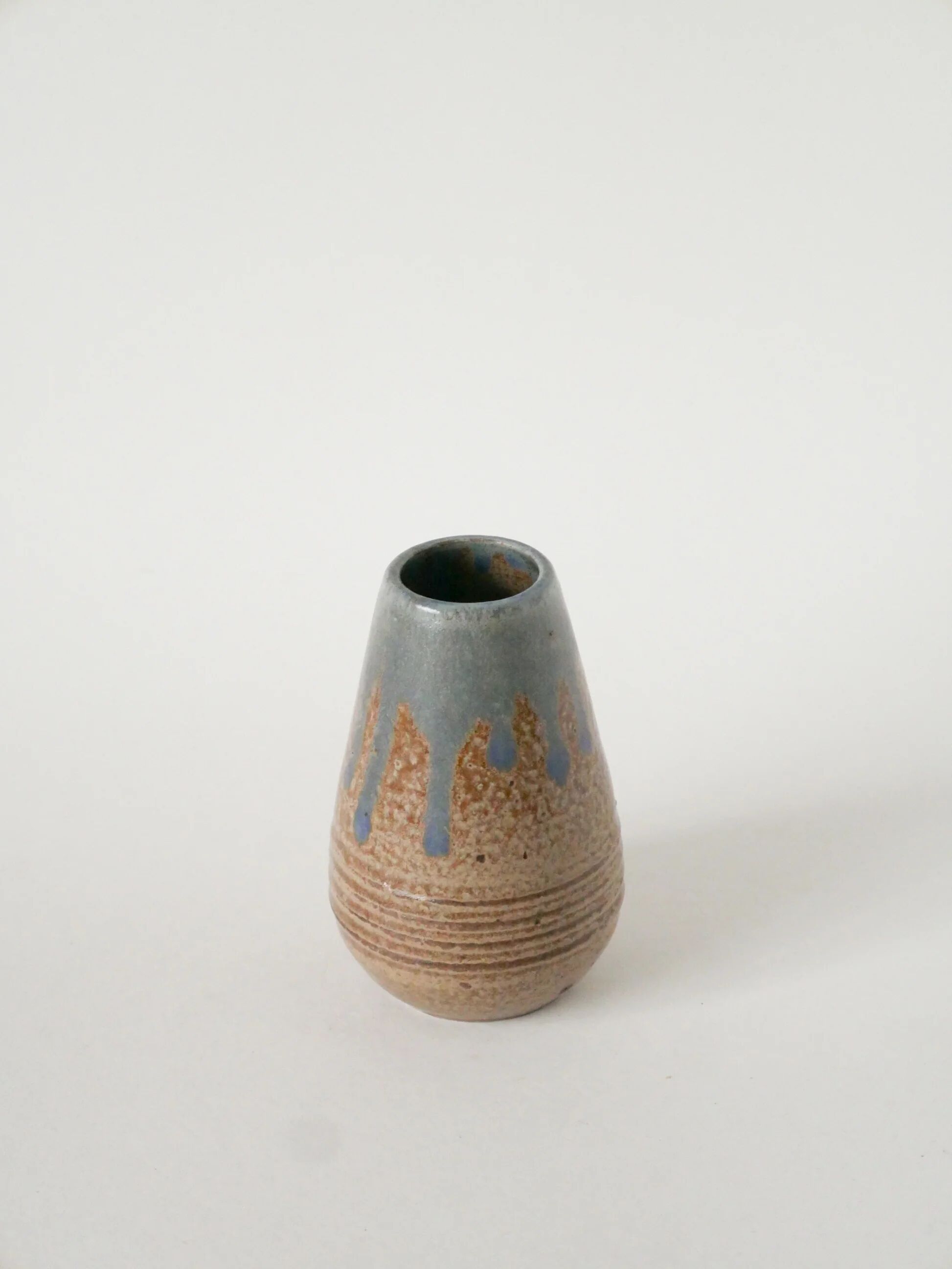 Petit vase en grès, forme conique - 11 x 8 cm
