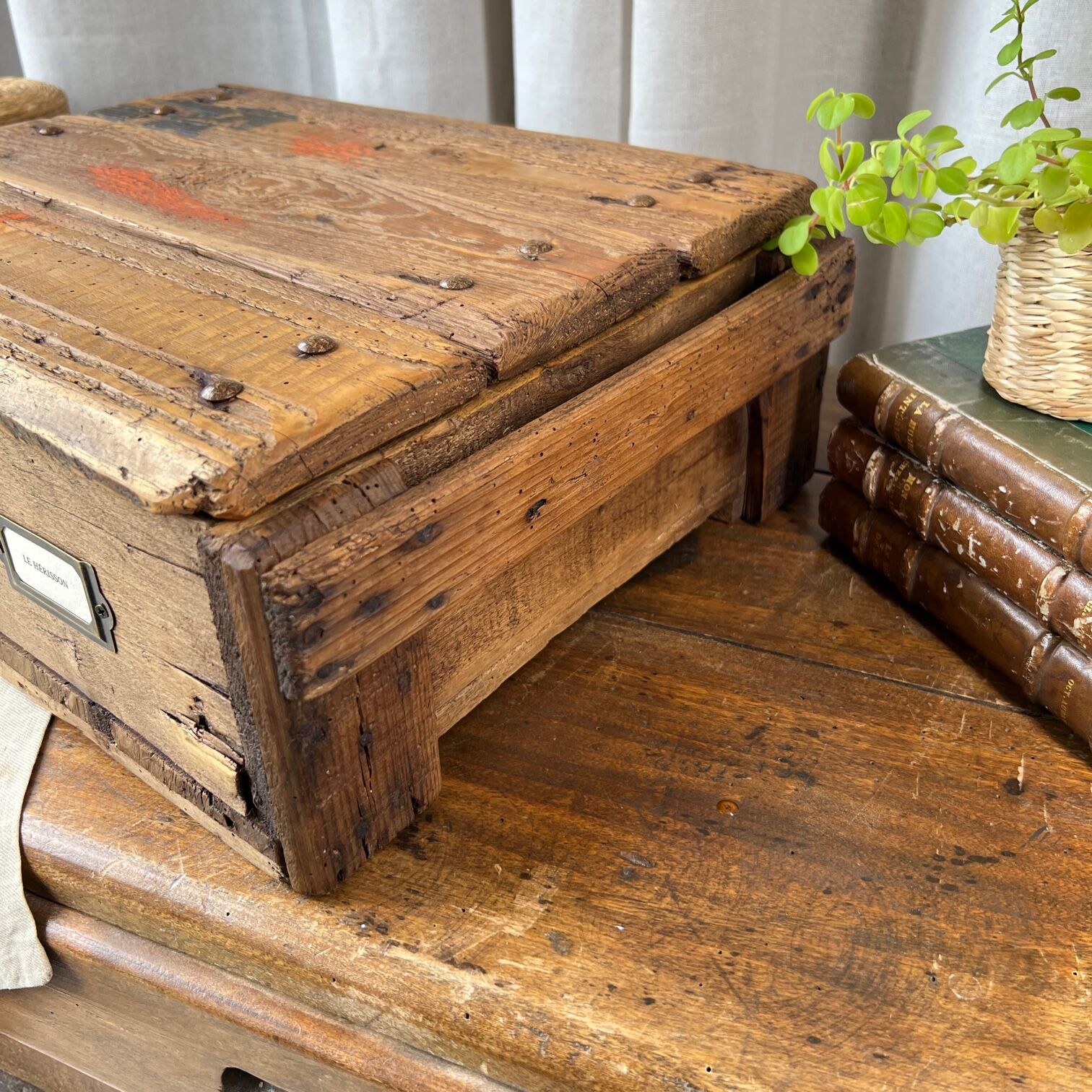 Raw wooden box “The weasel & the hedgehog”
