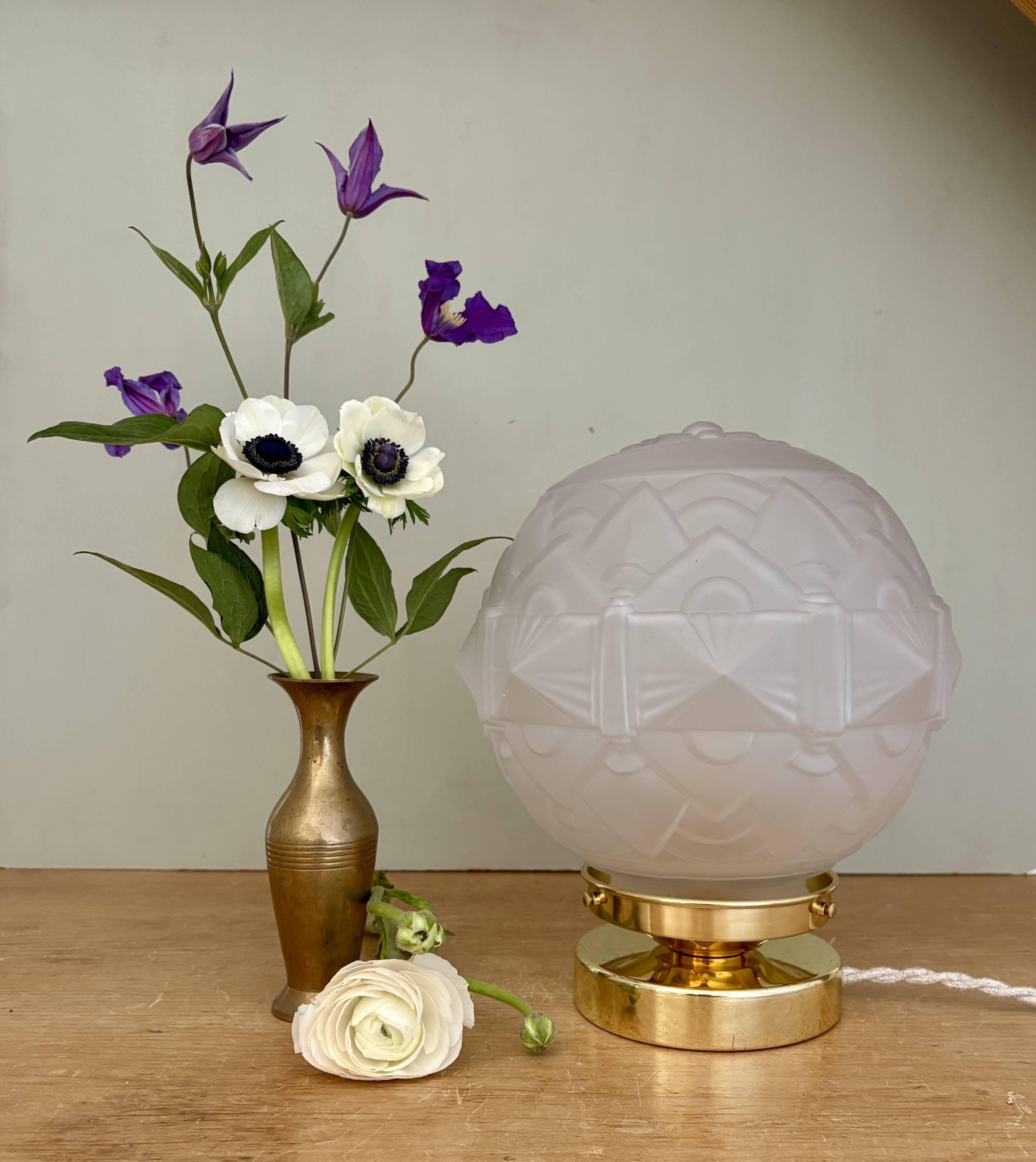 Vintage art deco globe table lamp in frosted glass