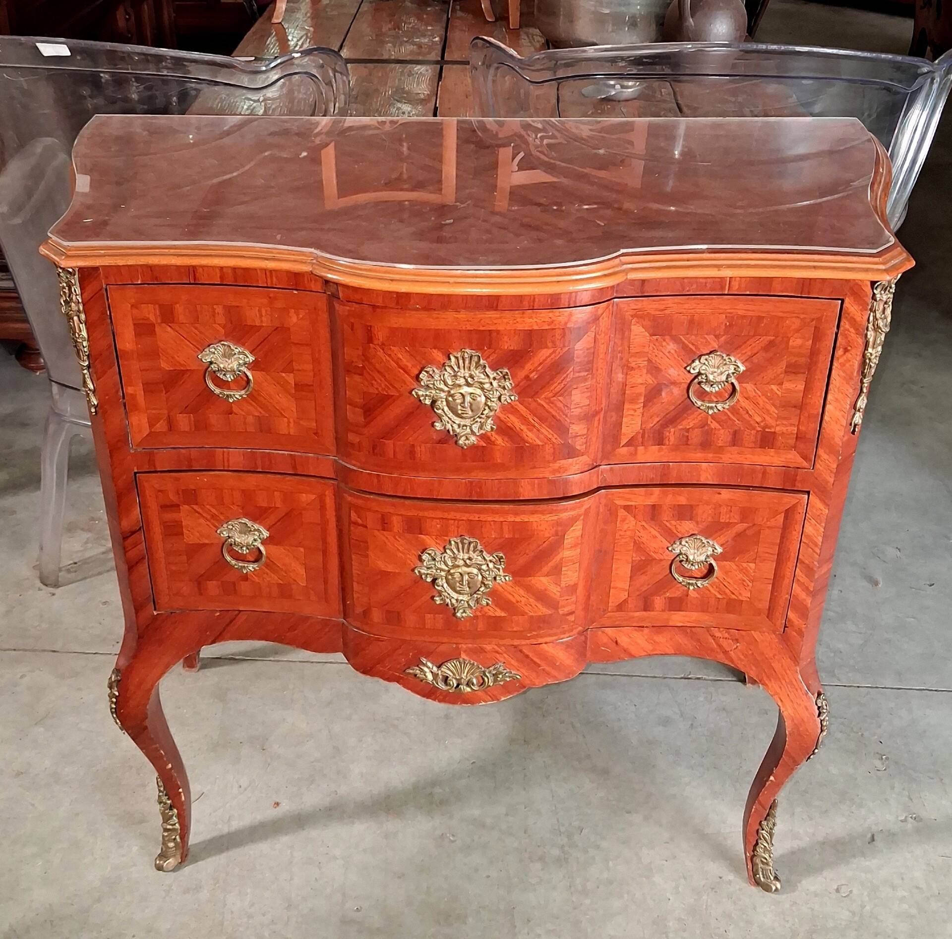 Curved jump commode in Louis XV style with marquetry and gilded bronzes.