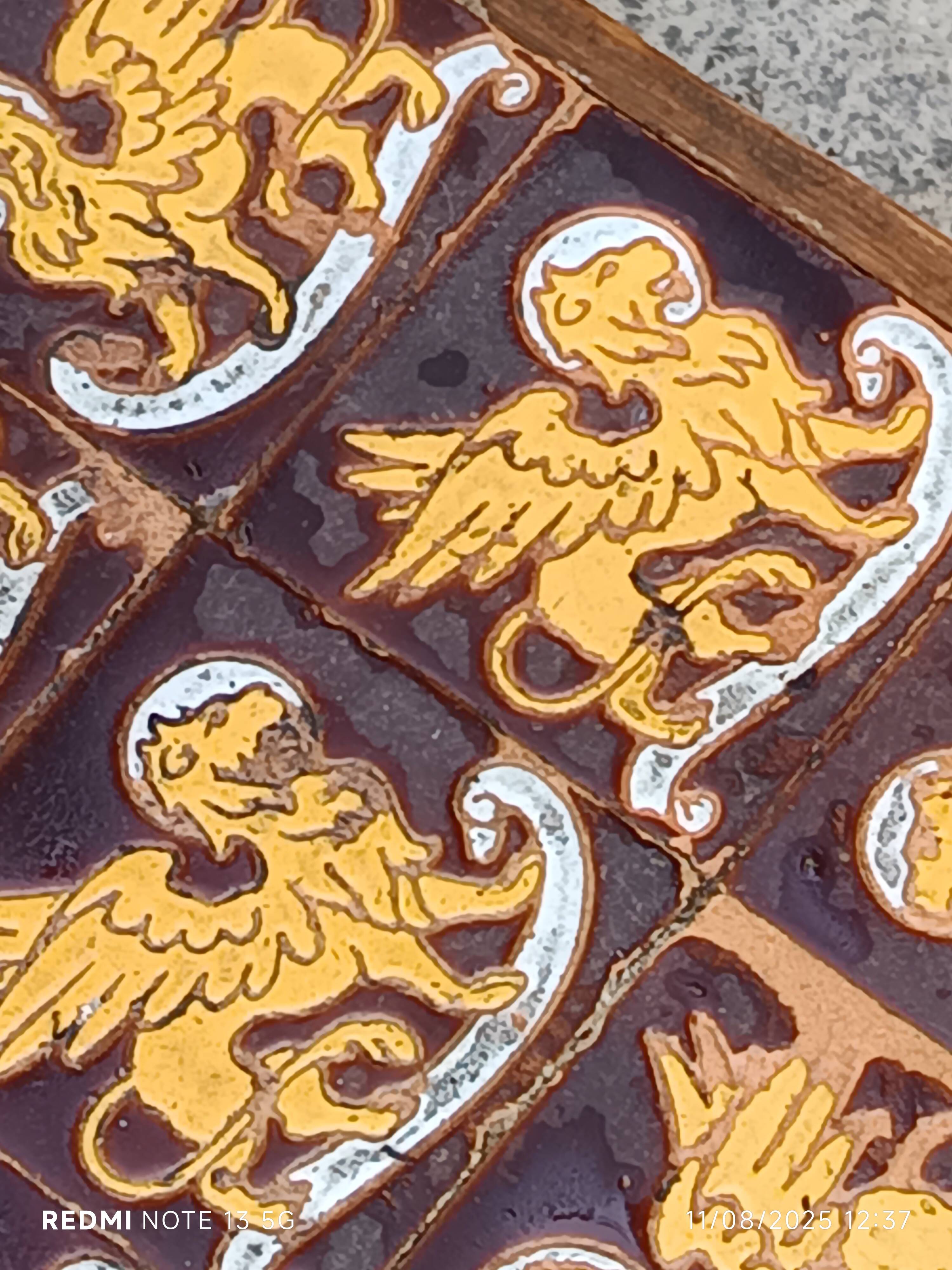 Vintage ceramic coffee table – Heraldic griffon decor – 1970