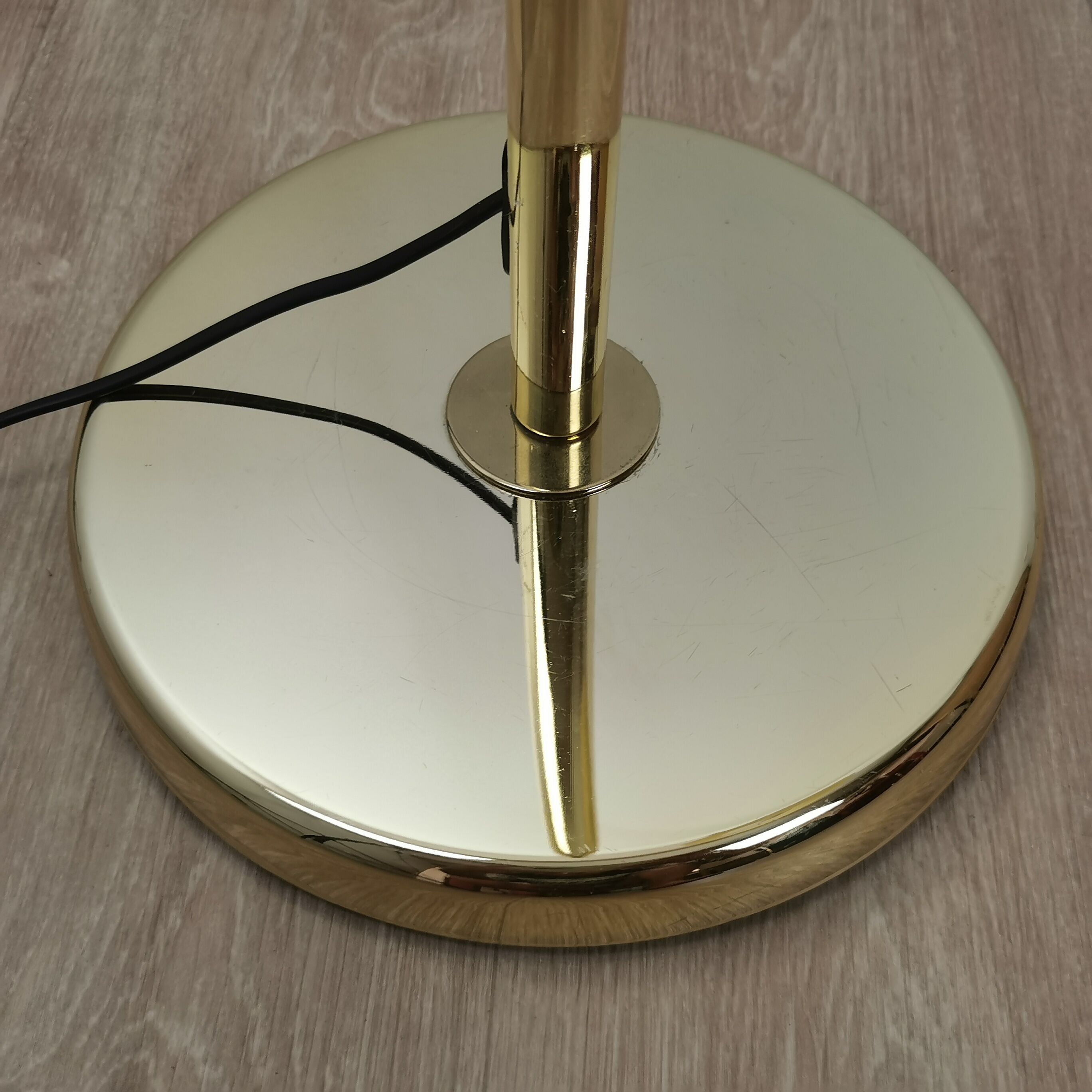 Articulated e-reader floor lamp