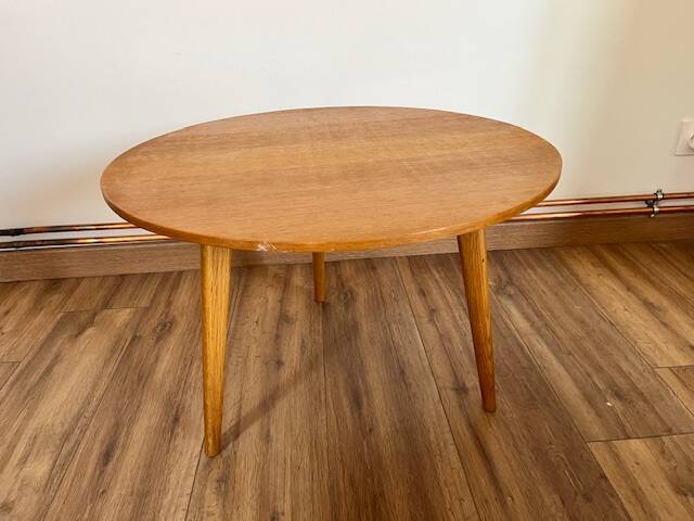 Round coffee table