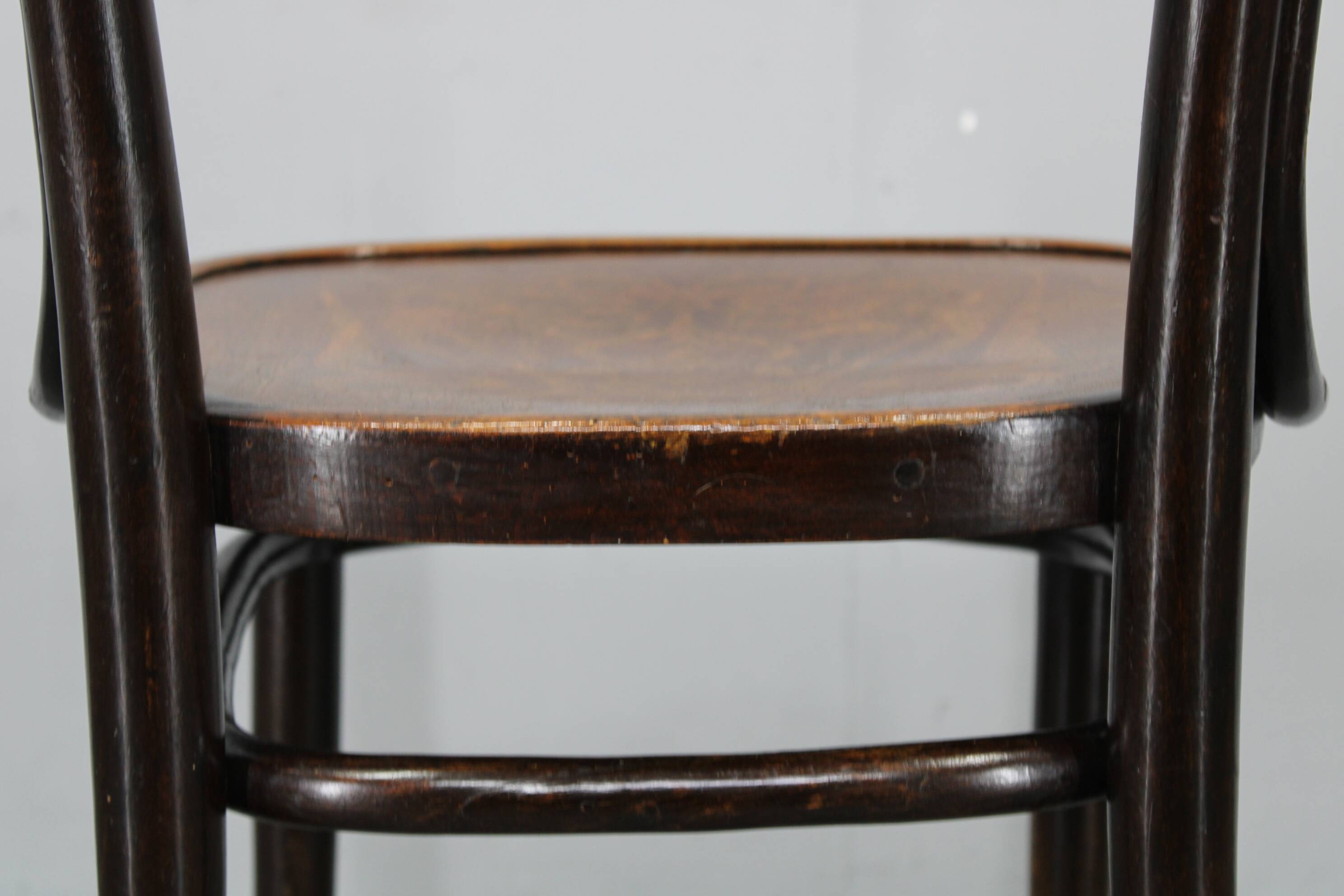 Pair of Thonet Art Nouveau bentwood chairs, Czechoslovakia, 1920s