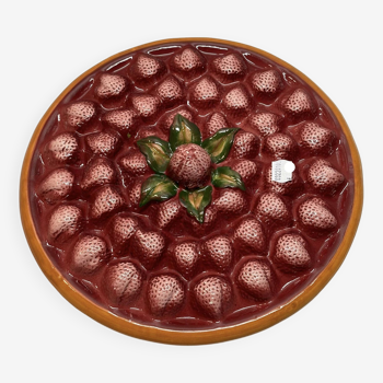 Plat en barbotine fraises