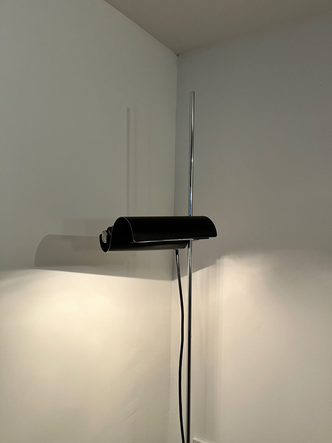Lampadaire Oluce – DIM – Vico Magistretti – Acier chromé & aluminium –