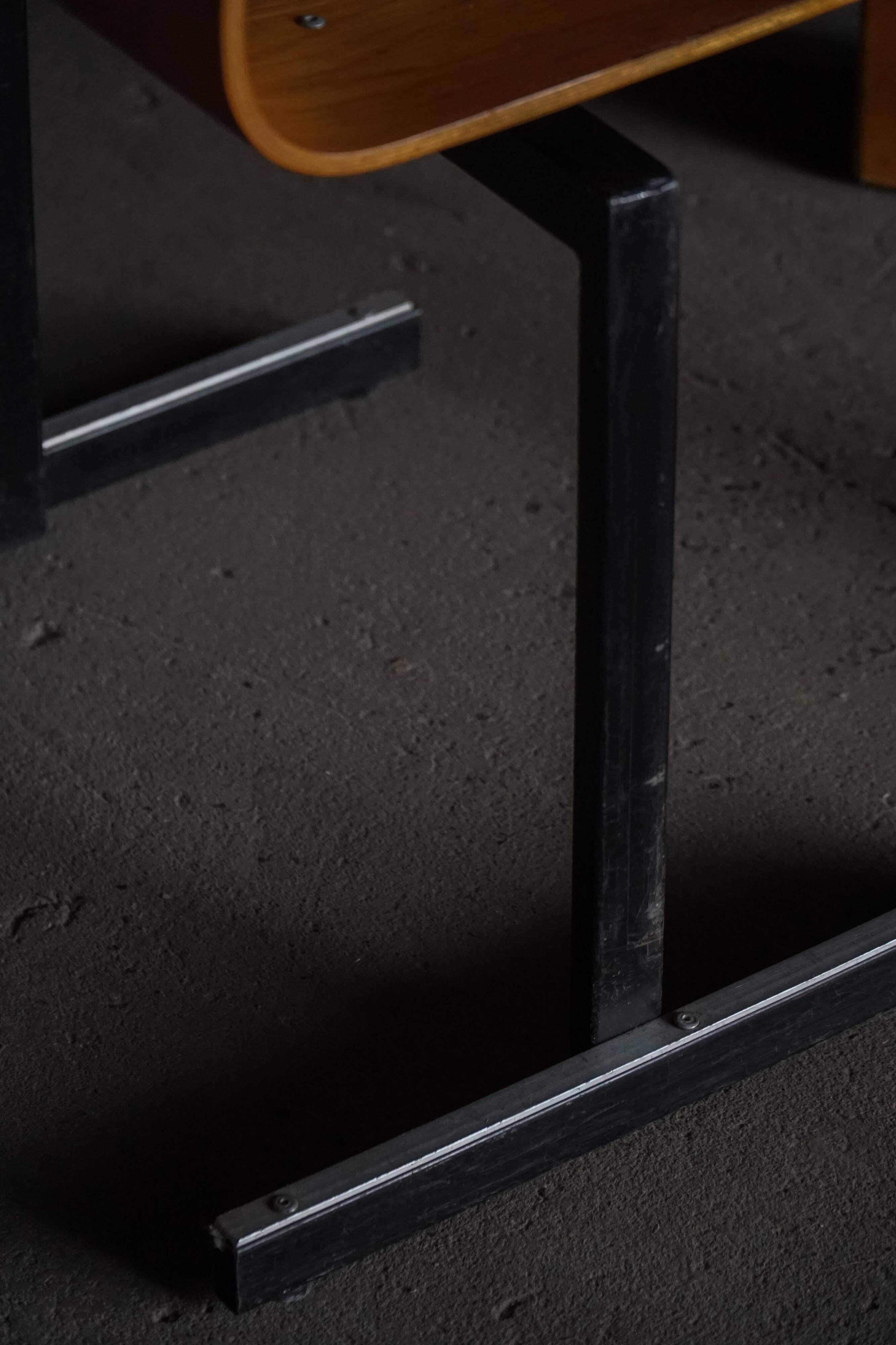 Set of 6 industrial stackable chairs by Niels Larsen, black metal and oak, 1960s.