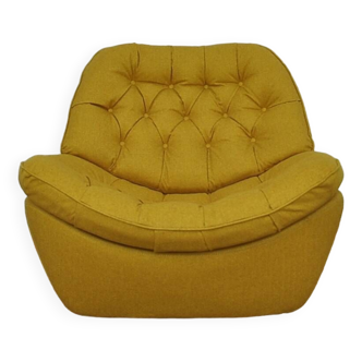 Fauteuil matelassé jaune des années 1960.